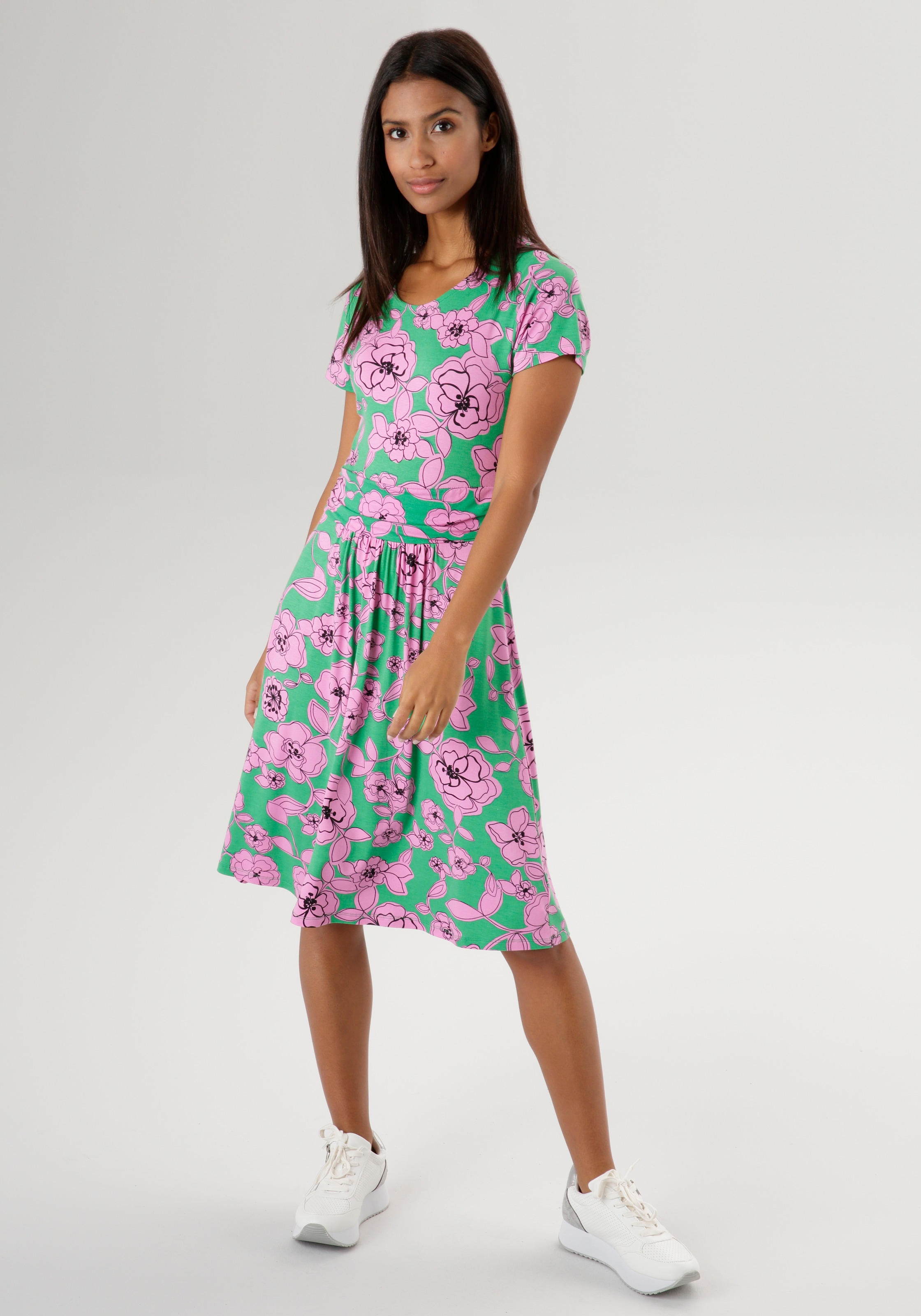 Sommerkleid, mit Taillenbund und trendy Blumendruck - NEUE KOLLEKTION