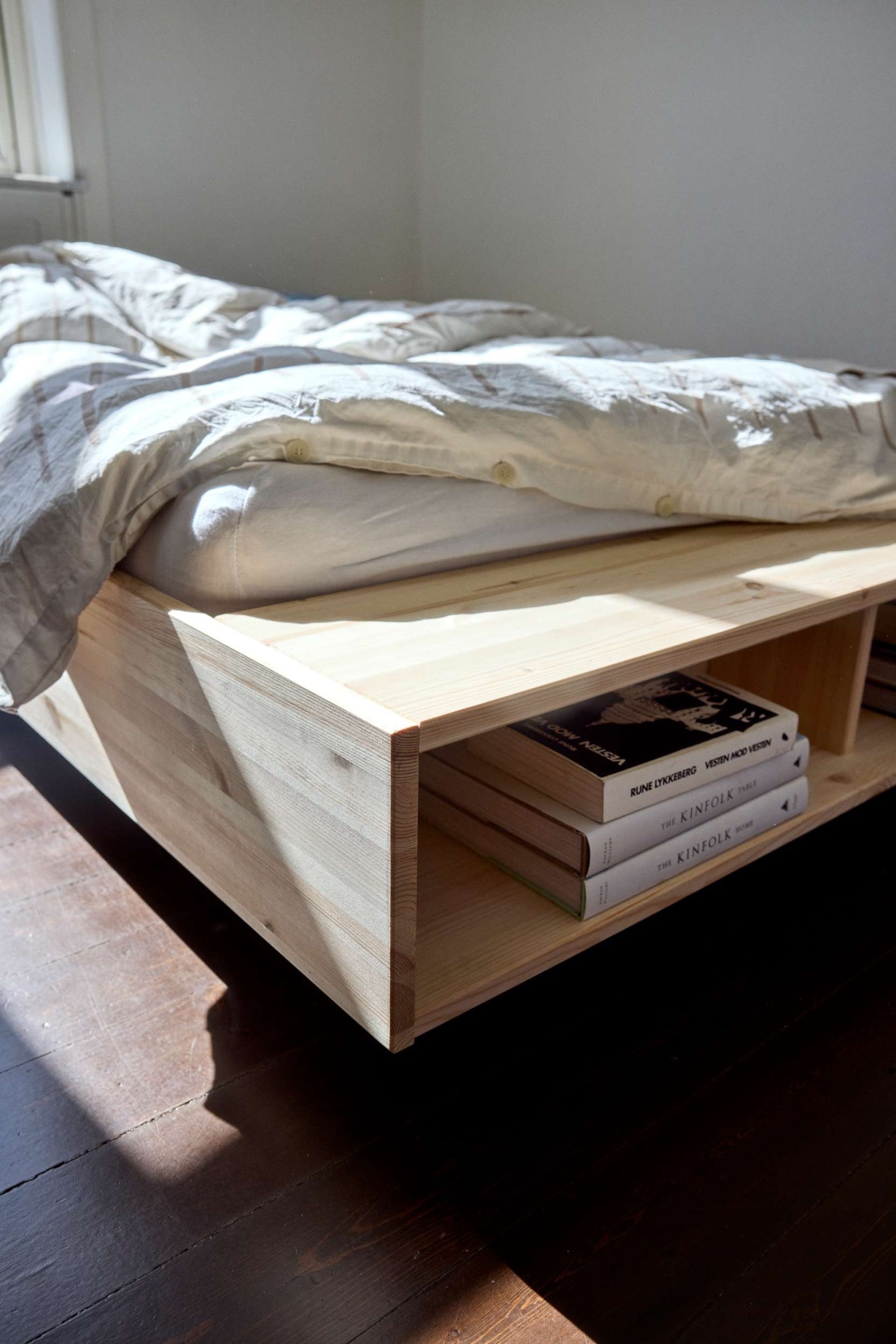 Karup Design Stauraumbett »Merge Bed Bettgestell m. integrierter Bank m. Stauraum, mehrere Größen« inkl. Lattenrost, excl. Matratze, FSC®-zertifiziertes Massivholz