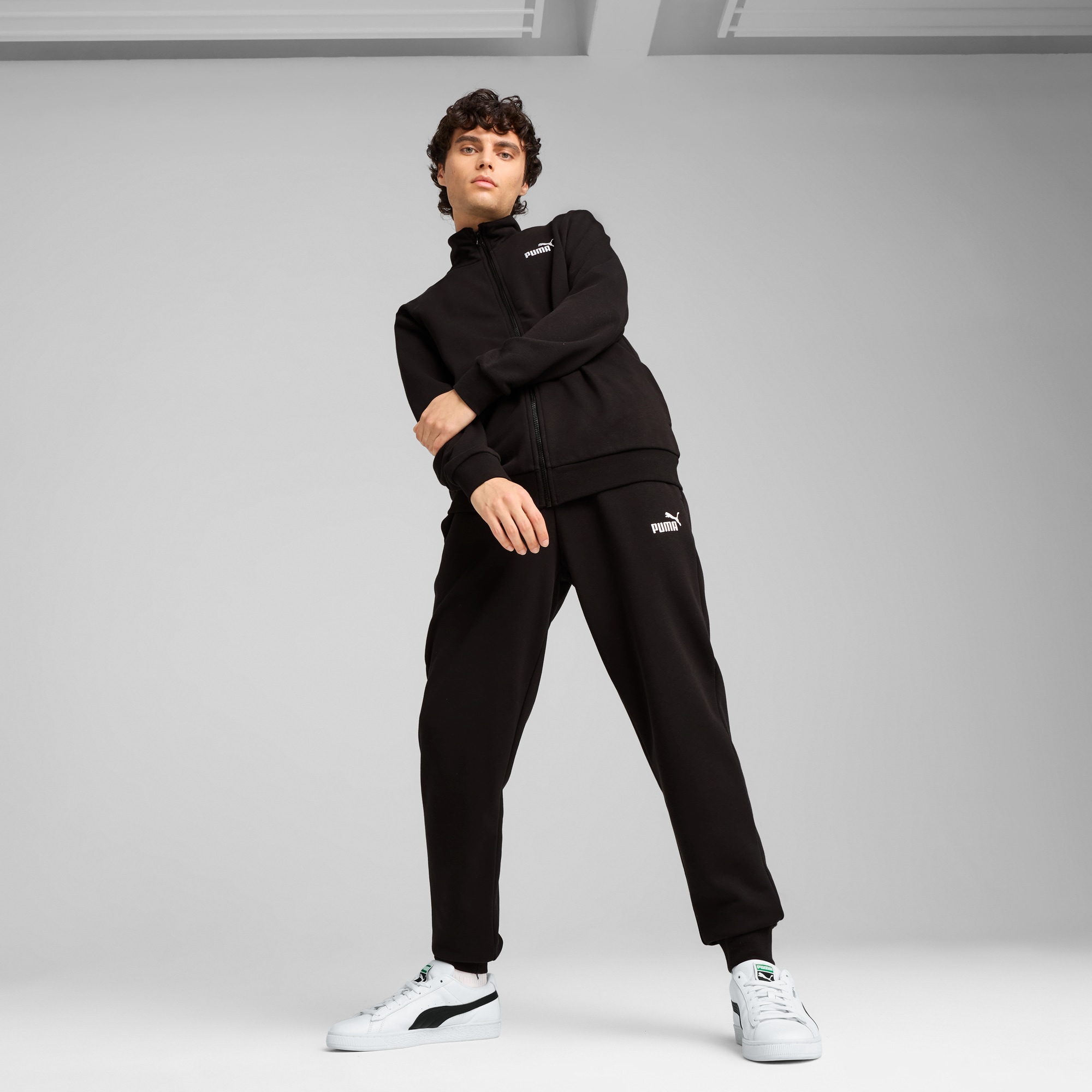 PUMA Trainingsanzug "ESS NO1 LOGO TR KNITTED SUIT" 2 Stk. zweiteiliges Set, mit hohem Kragen, mit gerippten Bündchen