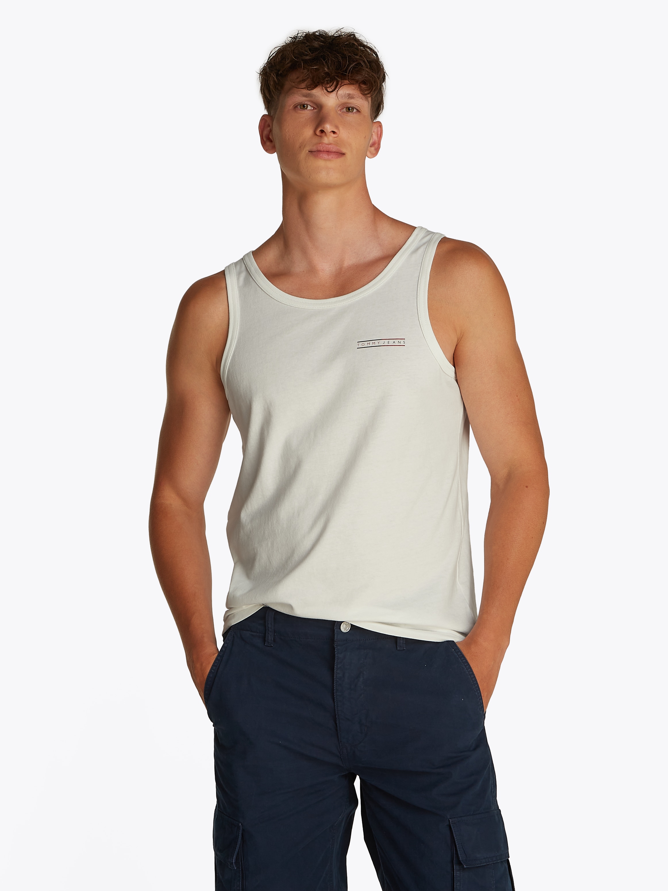 Tommy Jeans Muskelshirt »TJM SLIM ENTRY GRAPHIC TANK EXT«, Mit tiefem Rundhalsausschnitt
