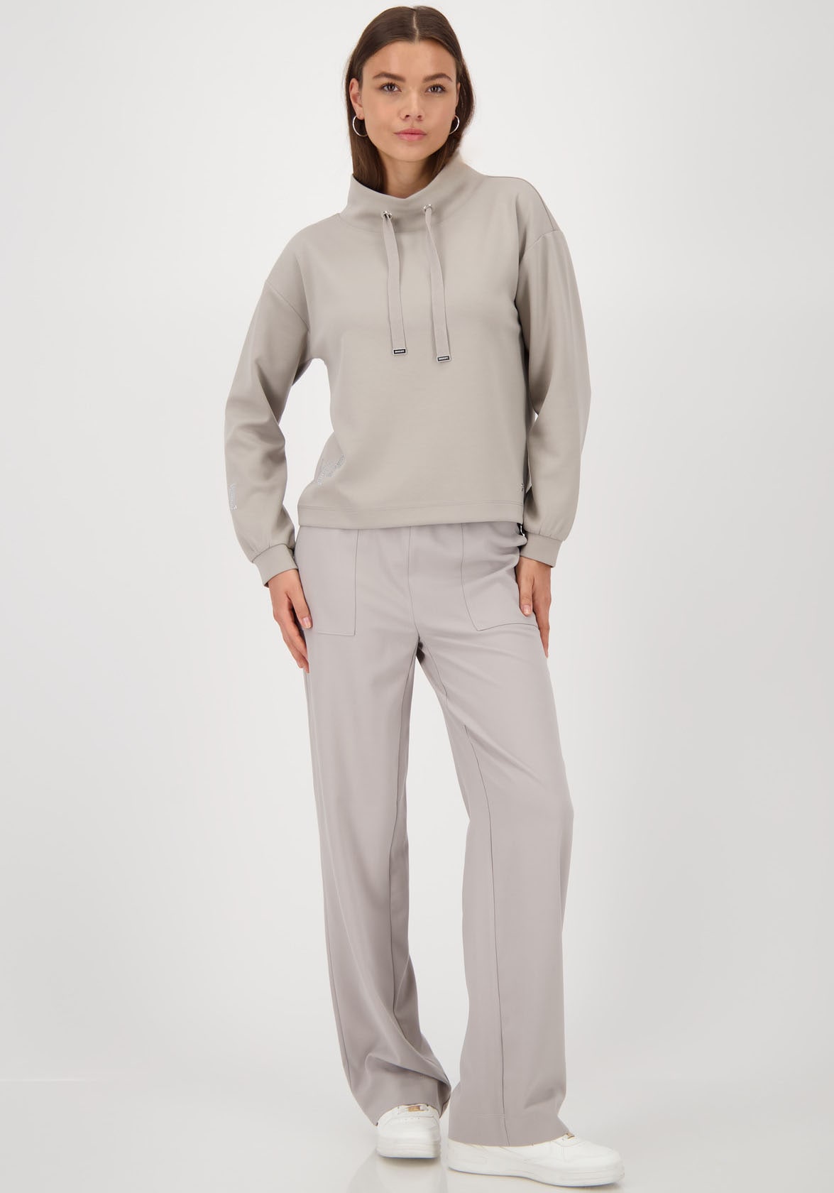 Monari Sweatshirt »Sweatshirt Schmuckdetail«, Stehkragen mit Bindeband, Logo aus Strasssteinen