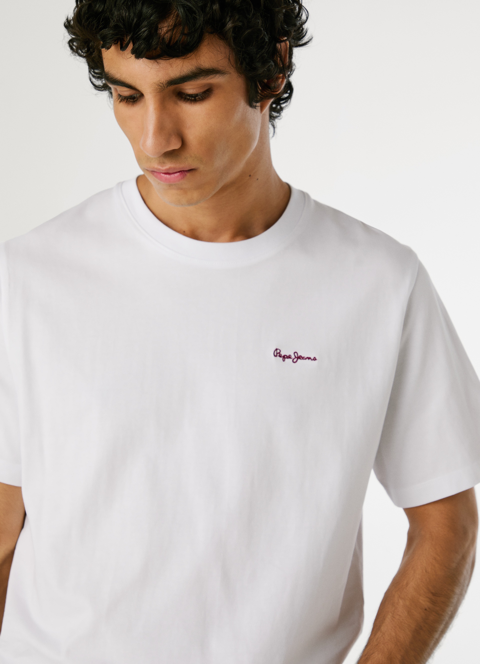 Pepe Jeans T-Shirt »CONTRAST CONNOR«, mit Rundhals und gesticktem Logo