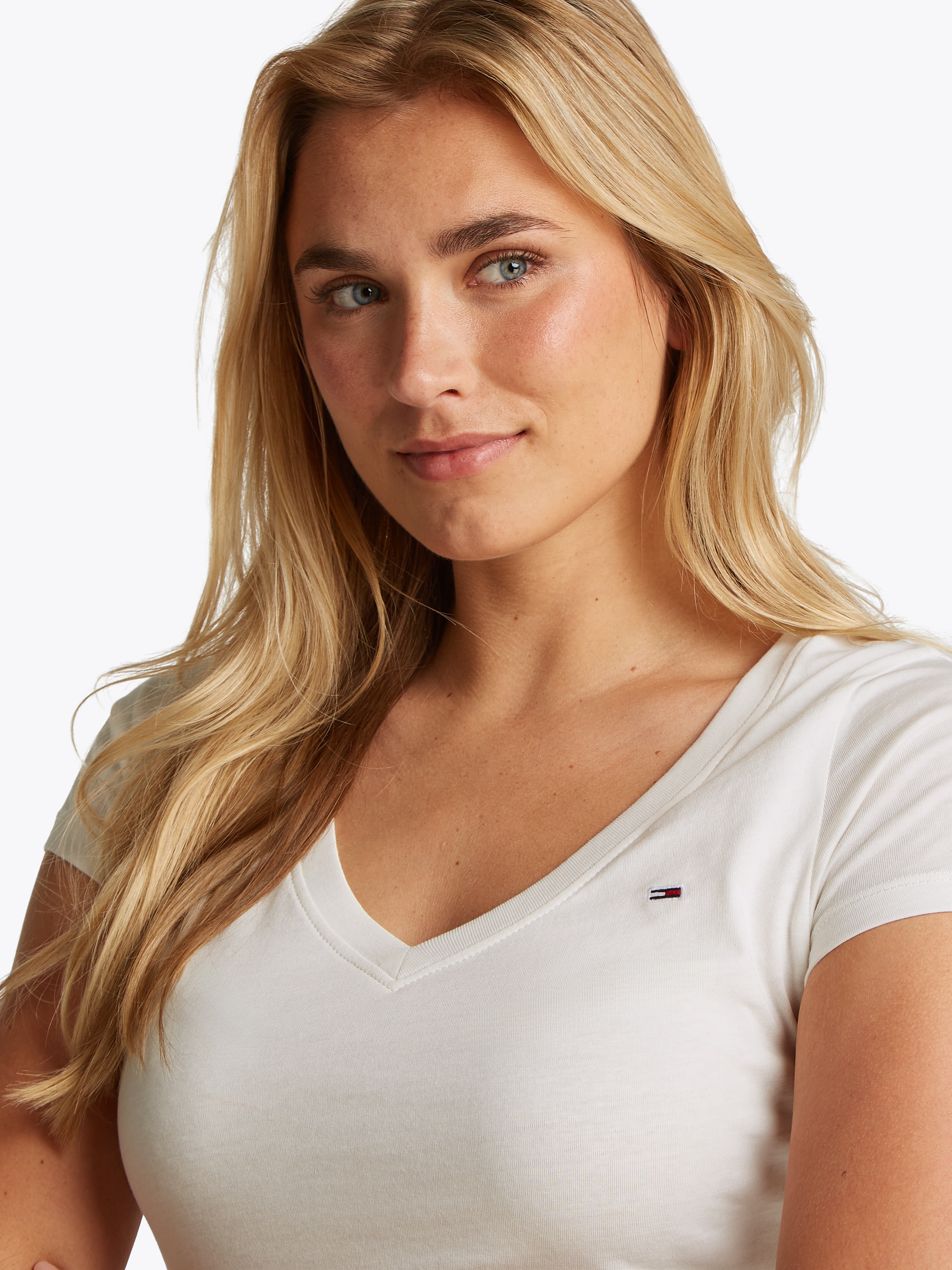 Tommy Jeans T-Shirt »TJW SLIM V-NECK TEE«, mit Logo-Stickerei