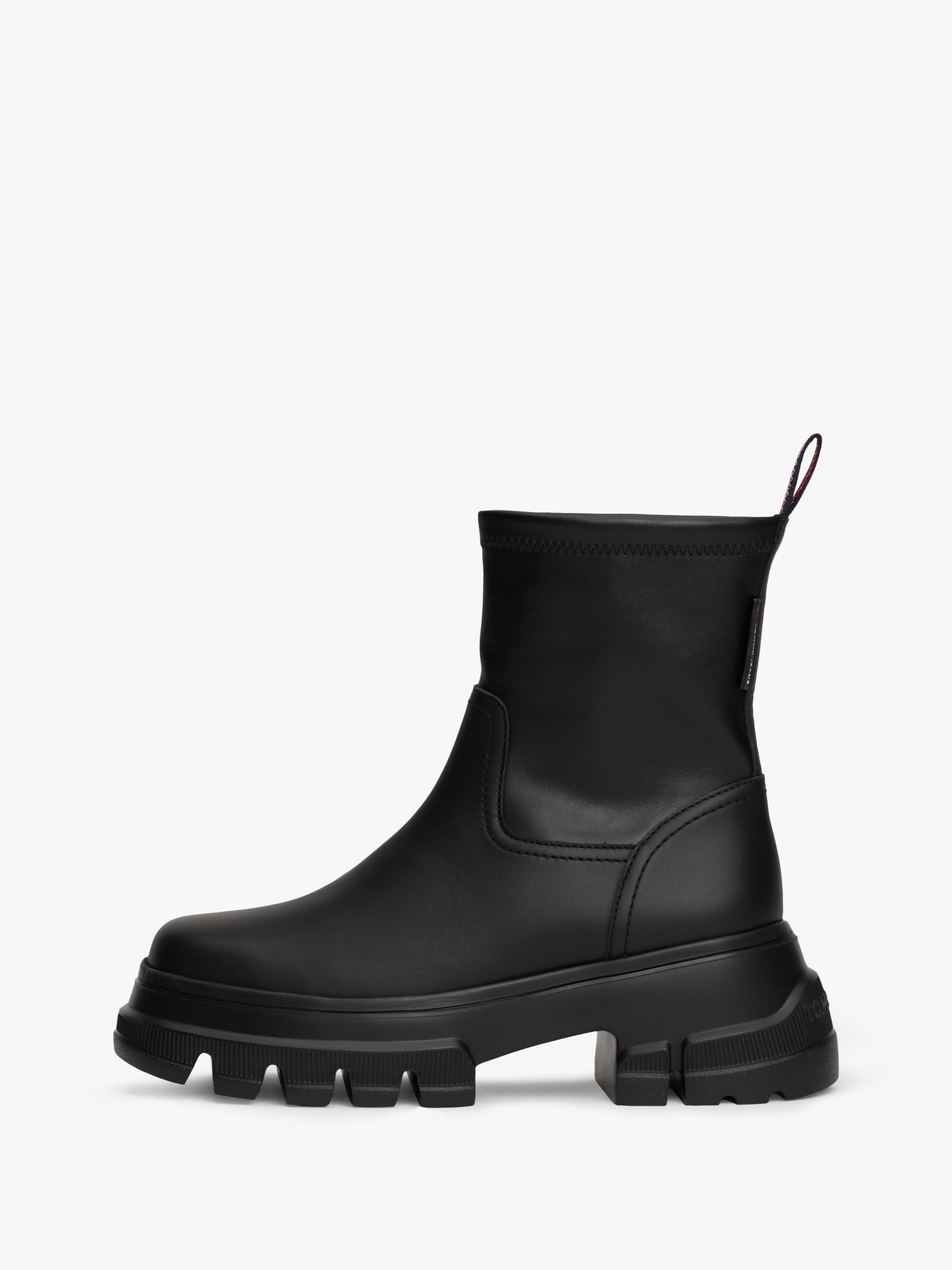 Tommy Jeans Stiefelette »TJW CHUNKY CHELSEA BOOT MIX MAT«, Blockabsatz, Plateau, Schlupfboots, Combat-Boots mit Label