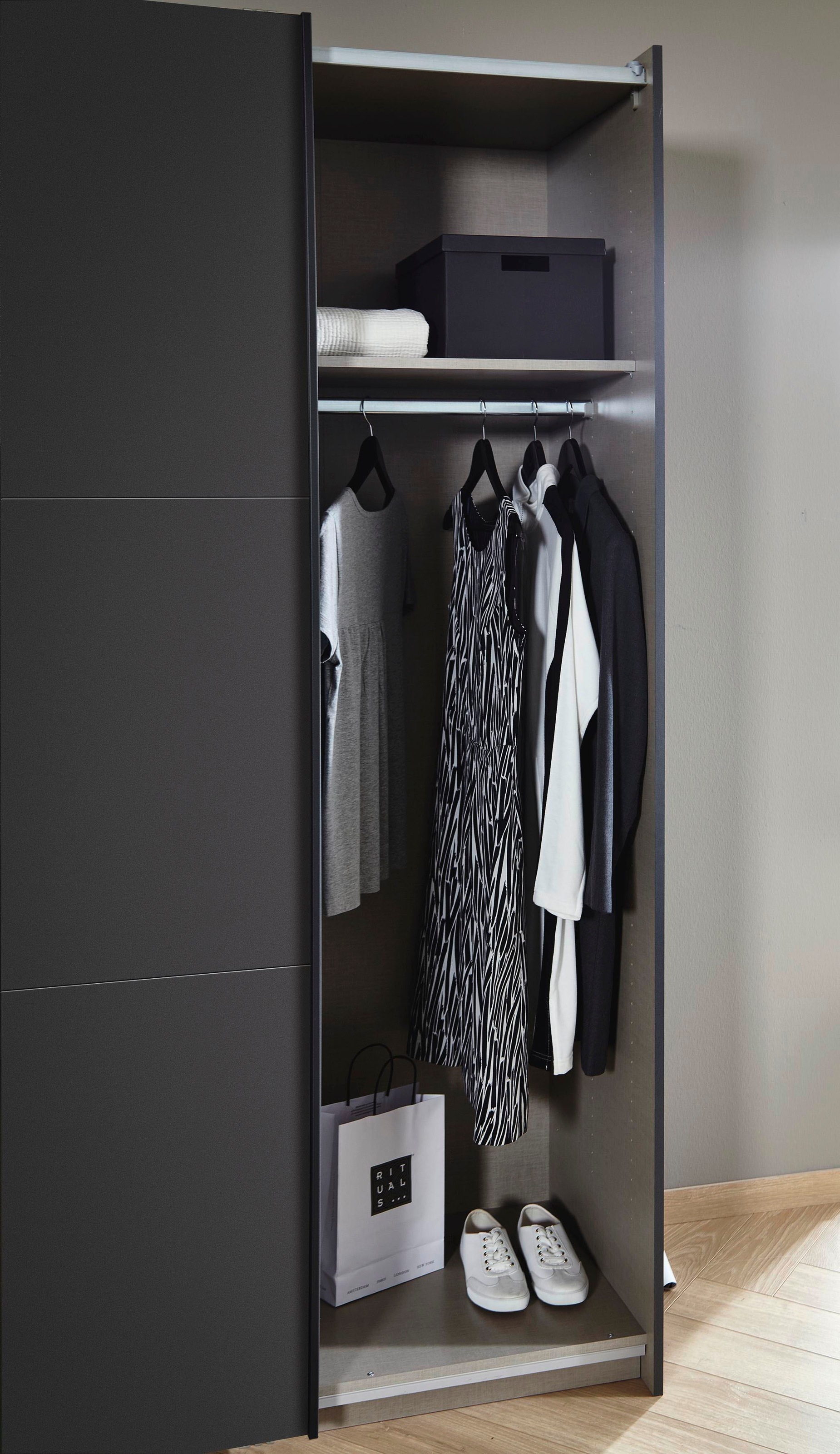 rauch Schwebetürenschrank »Kleiderschrank Schrank Garderobe Wäscheschrank SEVILLA mit Spiegel«, (in 3 verschiedenen Ausstattungen BASIC/CLASSIC/PREMIUM), Metall-Griffleisten alufarben oder Graumetallic MADE IN GERMANY