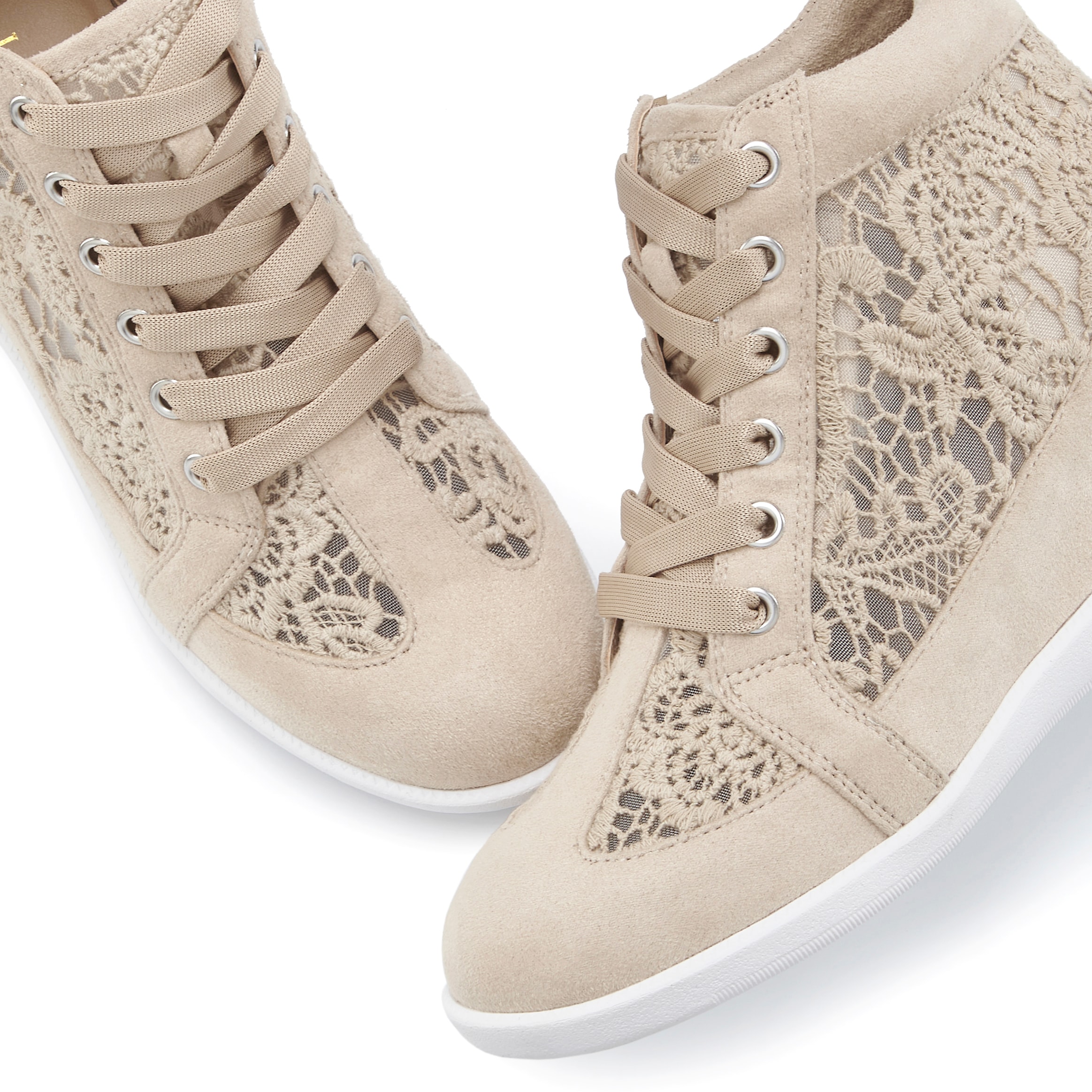 LASCANA Sneaker »Freizeitschuh,«, mit innenliegendem Keilabsatz und Spitzendetails
