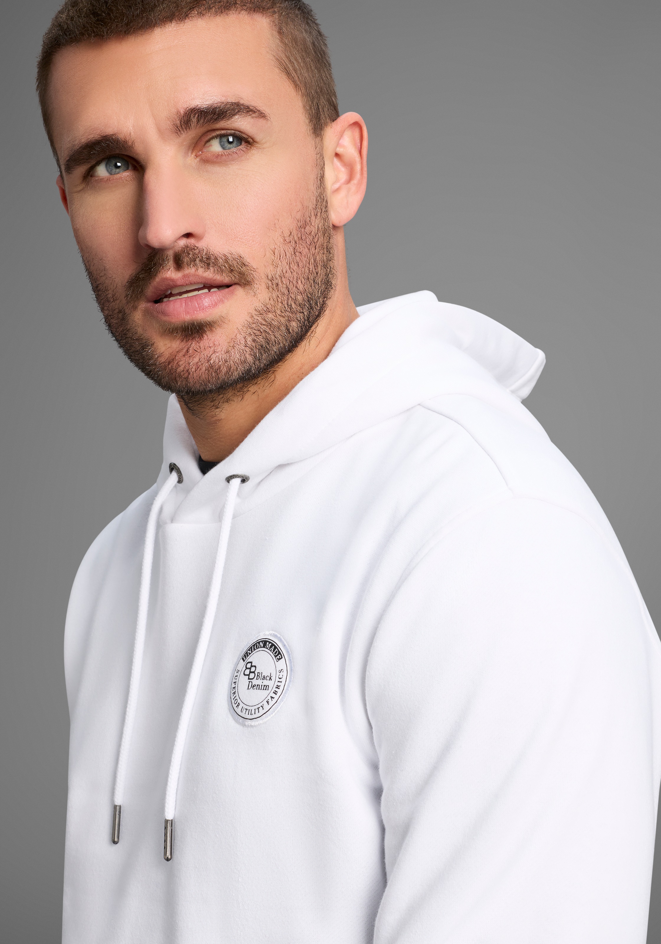 Bruno Banani Kapuzensweatshirt, langärmlig, schmal geschnitten, bedrucktes Design