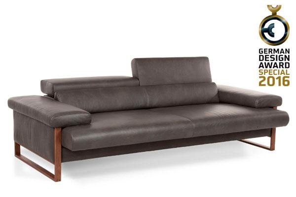 2,5-Sitzer W.SCHILLIG "finn", braun (chocolate s37), B:230cm H:71cm T:106cm, Flachgewebe S22 (100% Polyester);Stoff S37 (100% Polyester);Longlife Xtra-Leder Z59: Glattleder mit modischer Prägung. Hautstärke 0, 9 - 1, 1 mm, Sofas, German Design Award 2016, 6