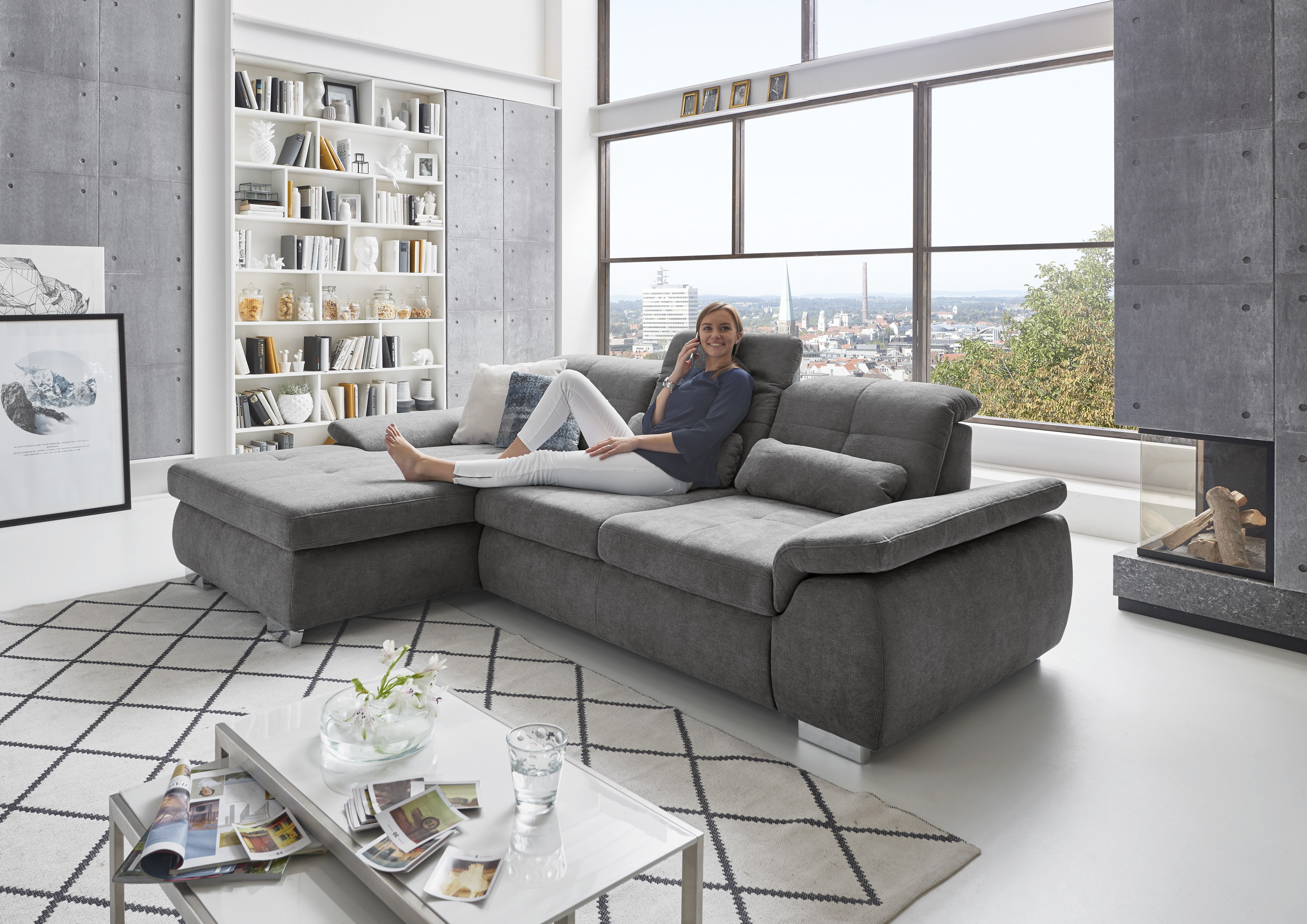 Die PlanBar Ecksofa "MP-IN16037 L-Form, Breite 289 cm, mit Federkern-Polsterung" mit Sitztiefenverstellung & Zierkissen