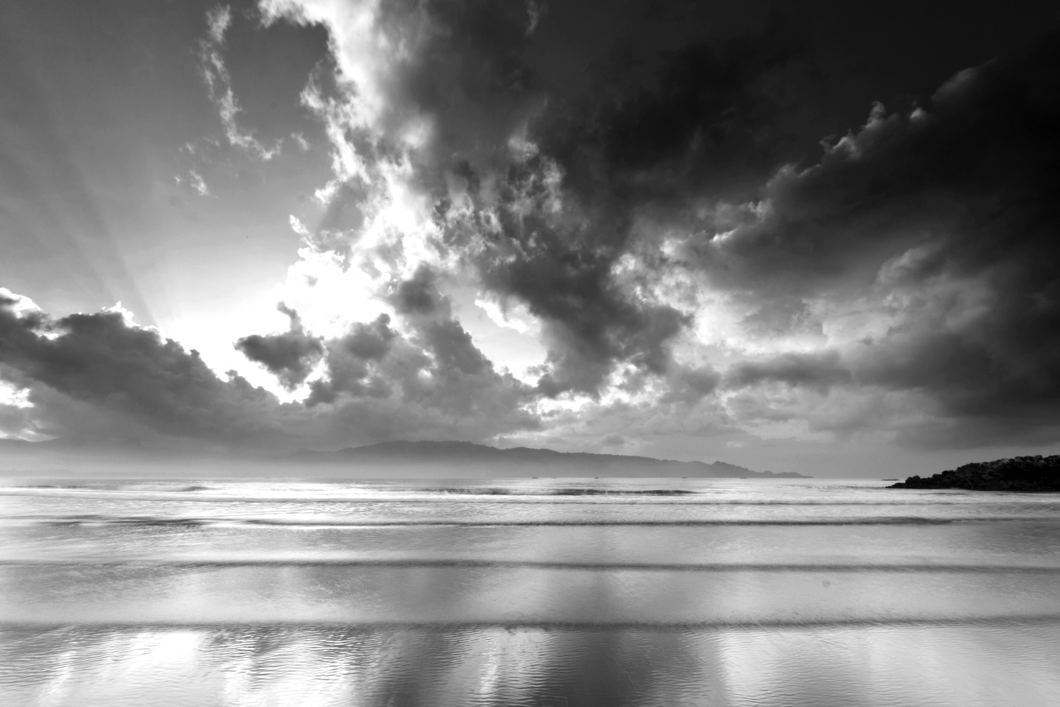 Papermoon Fototapete "Himmel und Meer Schwarz & Weiß"
