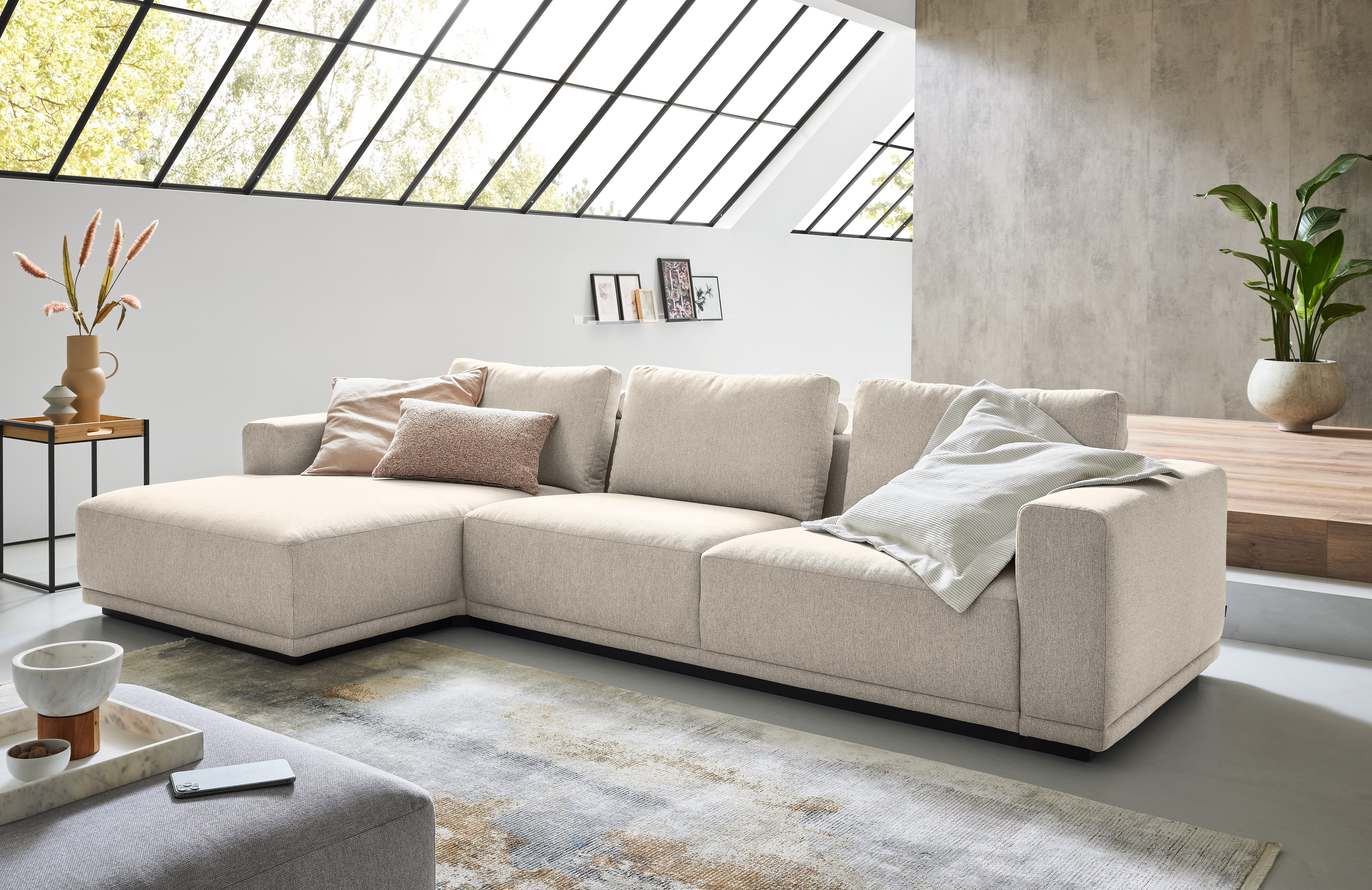 Musterring Ecksofa "JustB PM200, Holzrahmen in schwarz, wahlw. Sitzvorzug, Breite 316cm" Anreihsofa rechts & Longchair links, mit elektrischem Sitzvorzug