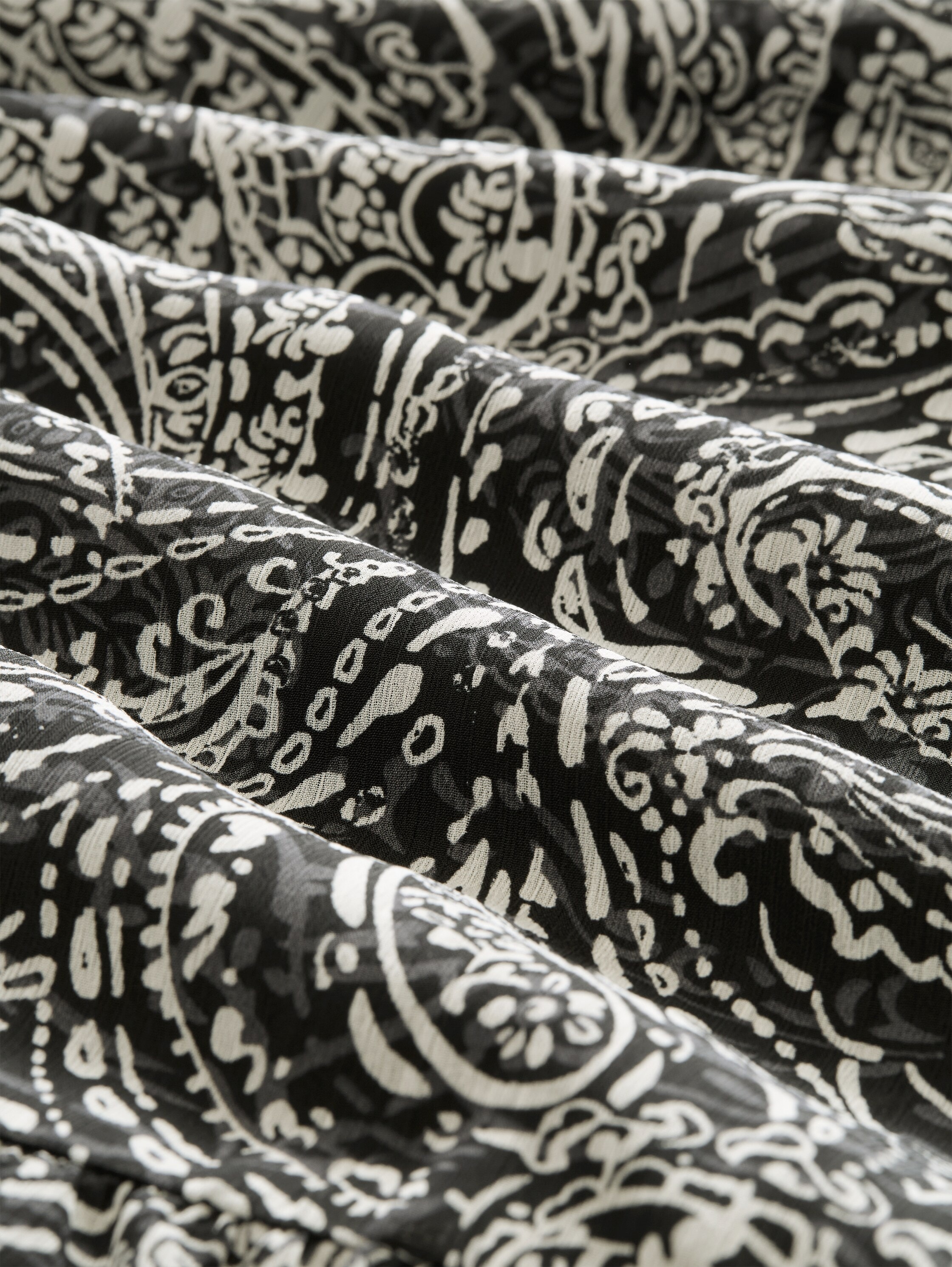 TOM TAILOR Maxikleid »Loose maxi« Ohne Taschen Langarmkleid mit Paisley-Muster / Viskose-Futter