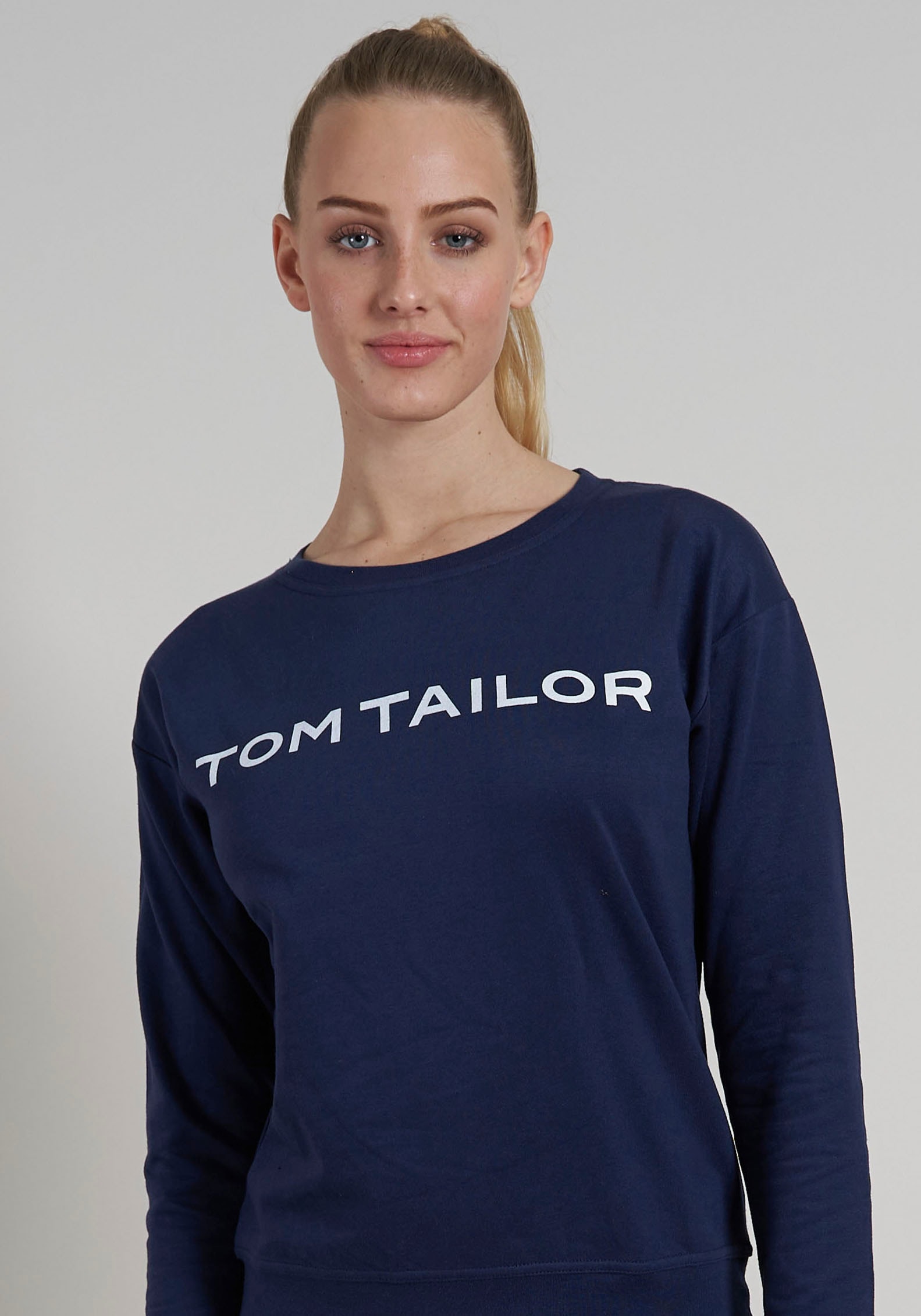 TOM TAILOR Sweatshirt, mit Basic Fit, verziert durch Logoschriftzug