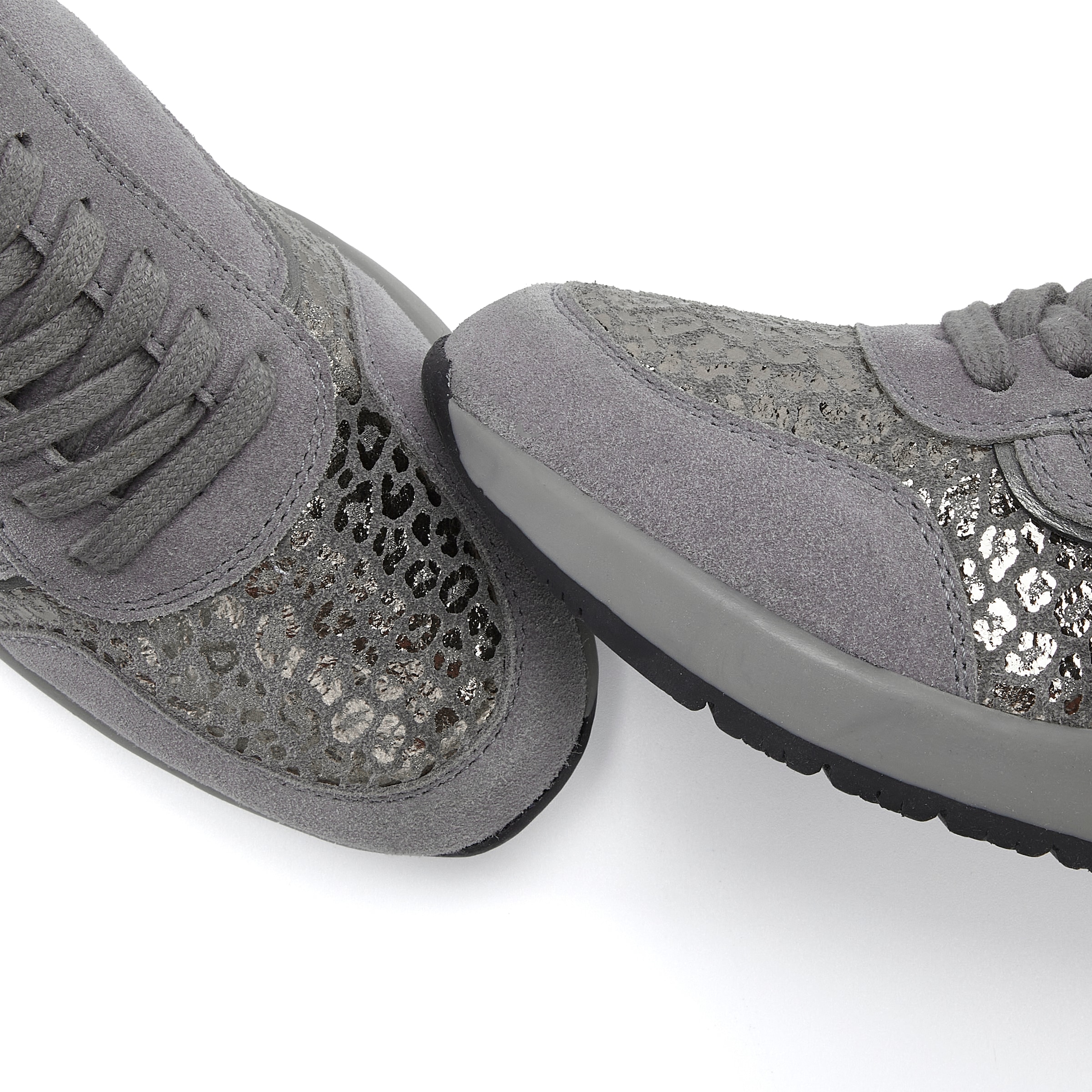 LASCANA Sneaker »Freizeitschuh, Halbschuh,«, aus Leder mit innenliegendem Keilabsatz und Leo-Druck