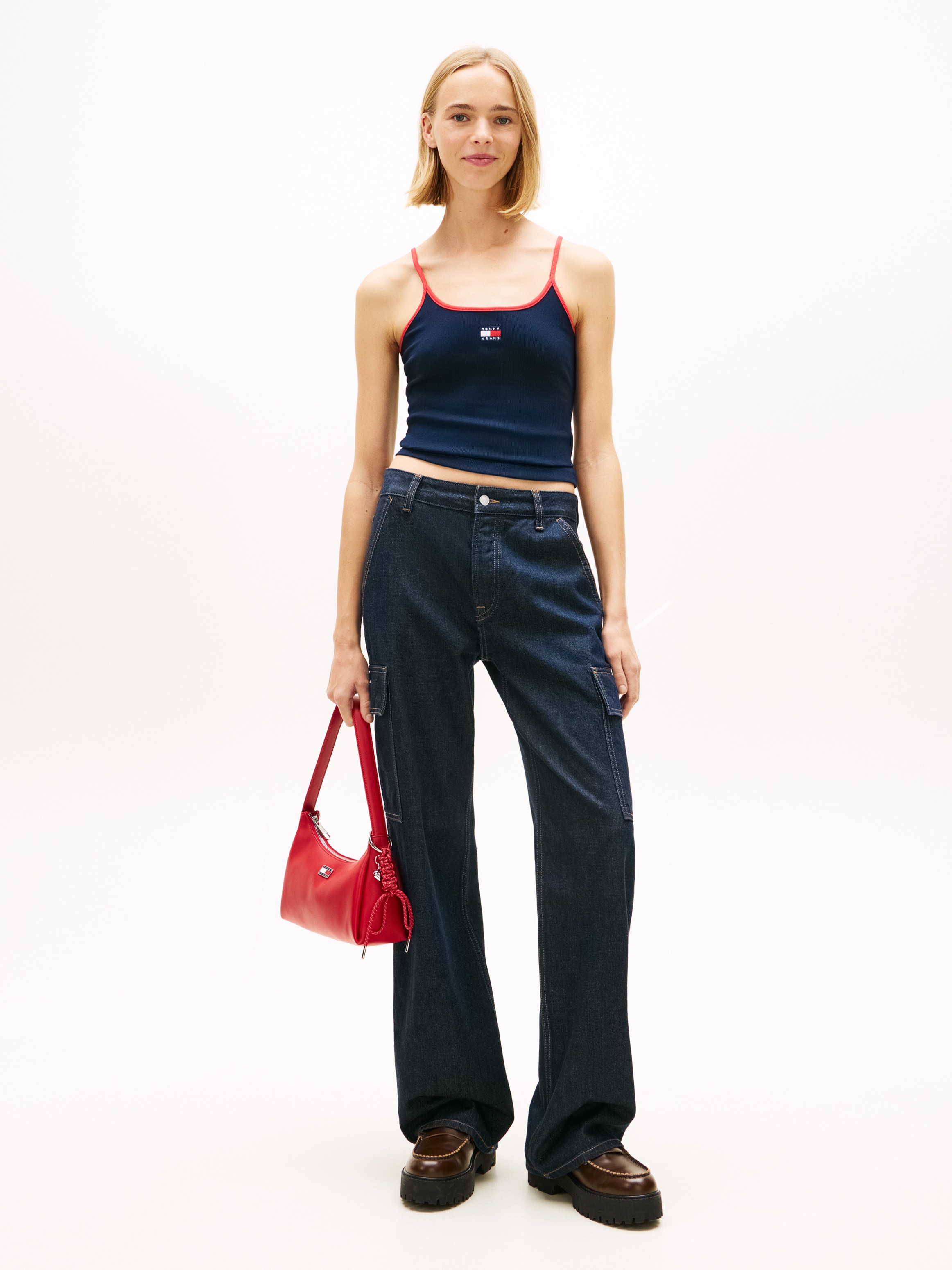 Tommy Jeans T-Shirt »TJW SLIM BADGE STRAPPY TOP« mit den auffälligen Kontrastdetails