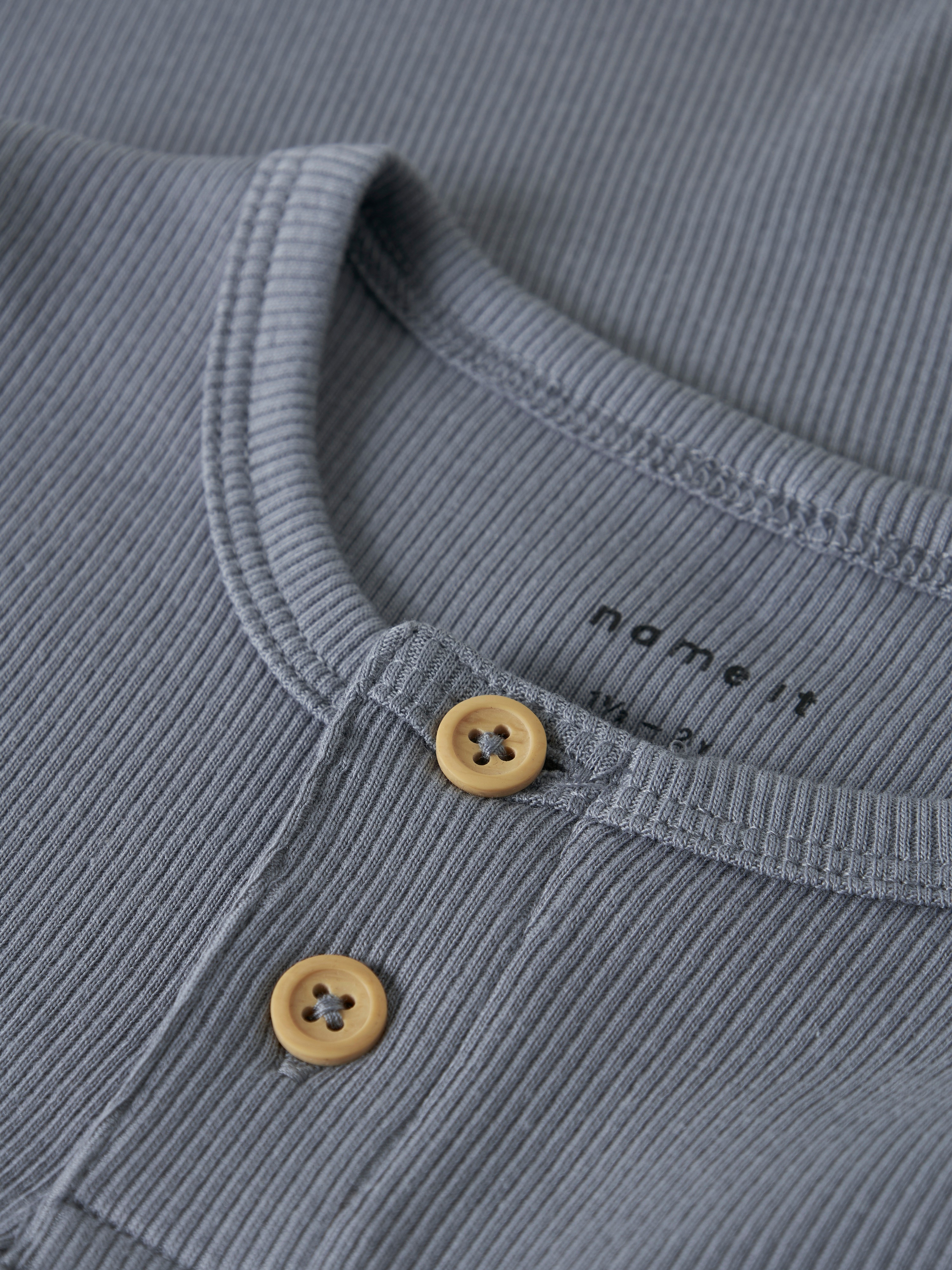 Thumbnail - Name It Langarmshirt "NMMKAB LS TOP NOOS", im Henley-Stil - mit kurzer Knopfleise am Ausschnitt