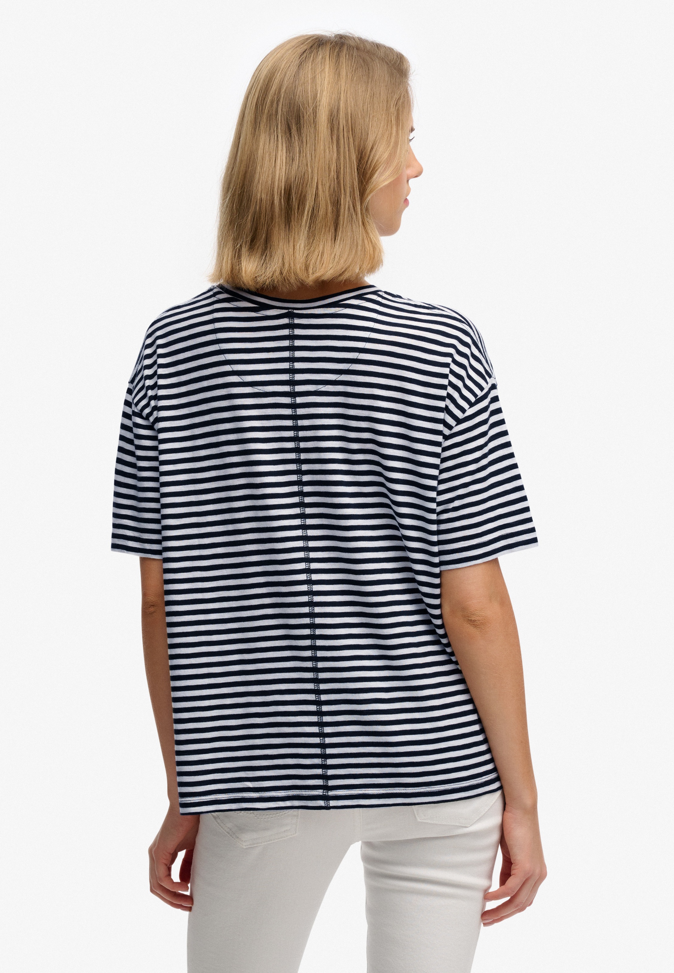 Superdry T-Shirt »STUDIOS CREW TEE« mit Markenlabel, aus Baumwollmischung, Relaxed Fit, Kurzarm