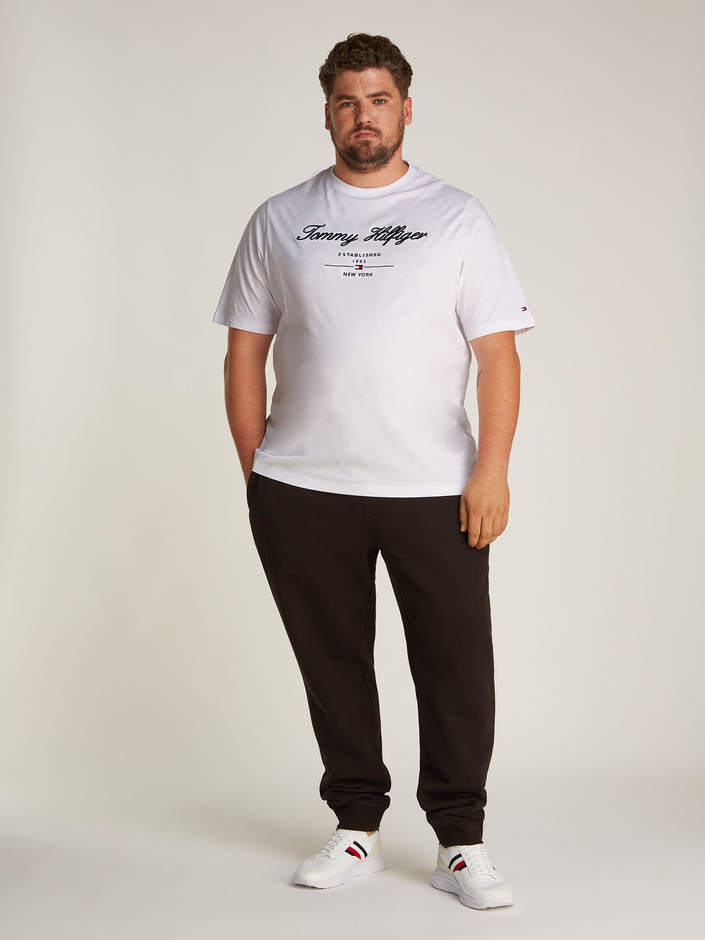 Tommy Hilfiger Big & Tall Rundhalsshirt »BT-SCRIPT LOGO TEE-B«, in Großen Größen, Logostickerei