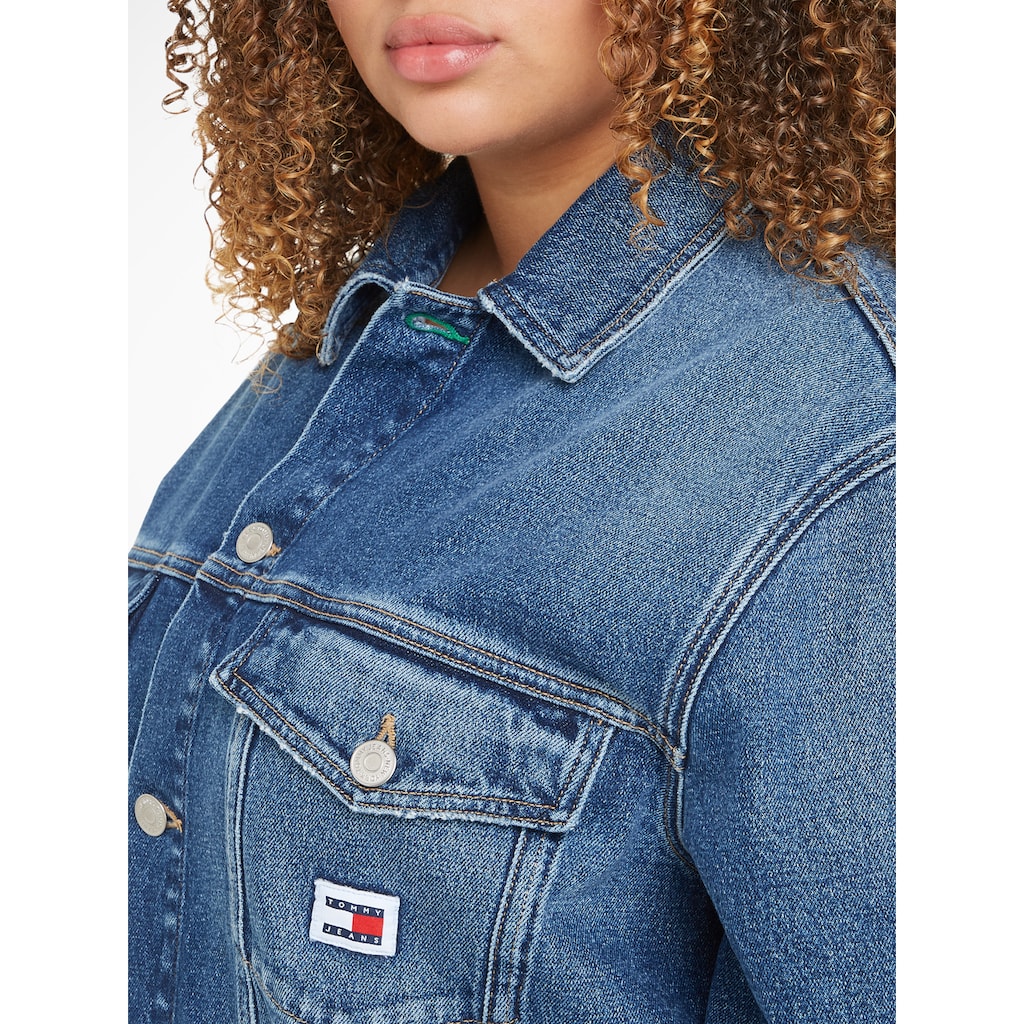 Tommy Jeans Curve Jeansjacke »CRV OVR TRUCKER JACKET AH6158«, mit Logoprägung