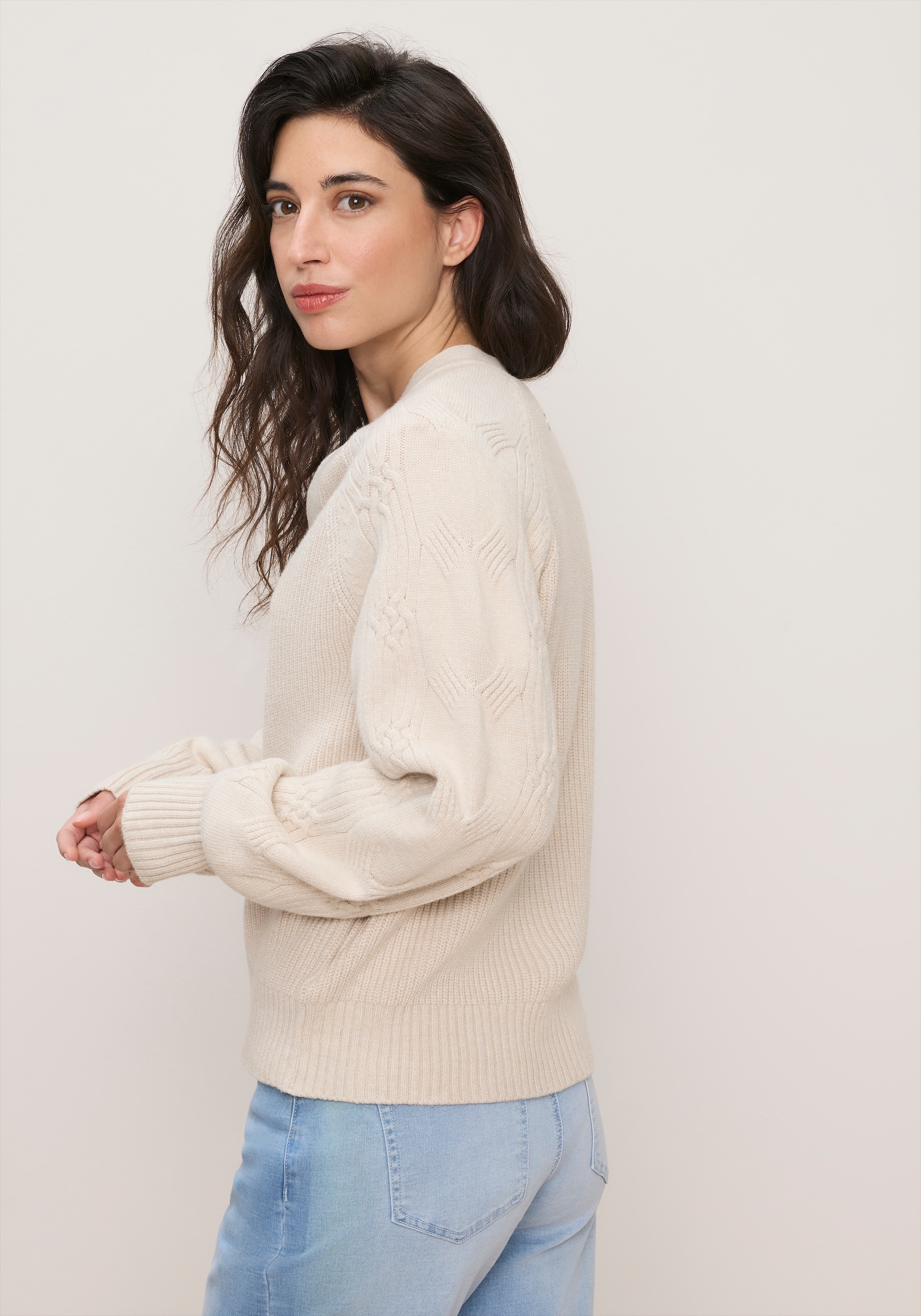 Tamaris Strickjacke »mit V-Ausschnitt und Zopfstrickmuster« aus weicher Viskosemischung