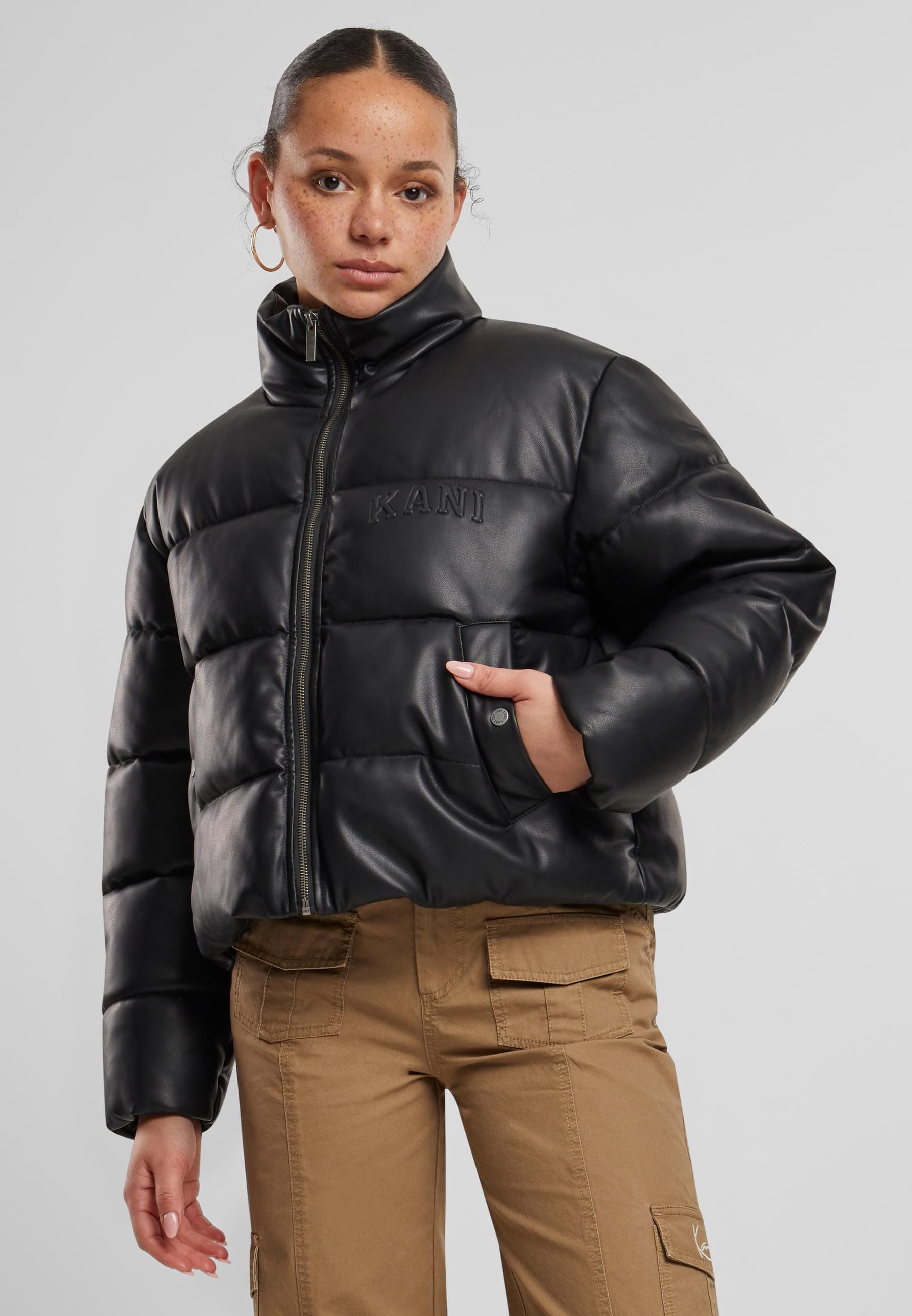 Karl Kani Winterjacke »Karl Kani Karl Kani Serif Crop PU Puffer Jacket«, (1 St.), ohne Kapuze