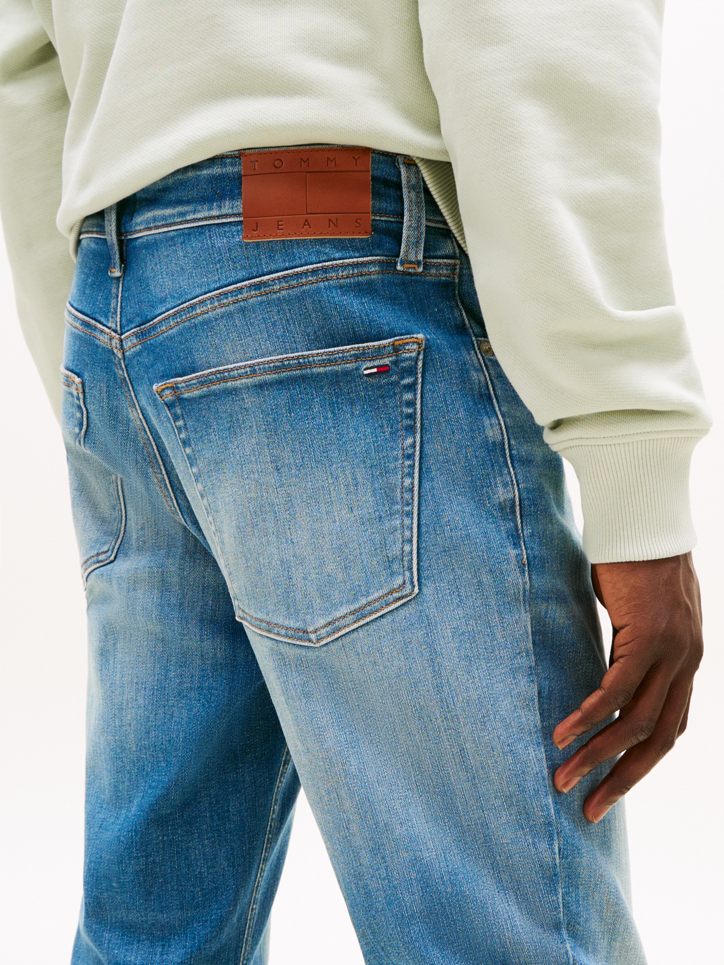 Tommy Jeans Gerade Jeans "SCANTON SLIM BI0234", Mit Markenlabel aus Leder h günstig online kaufen