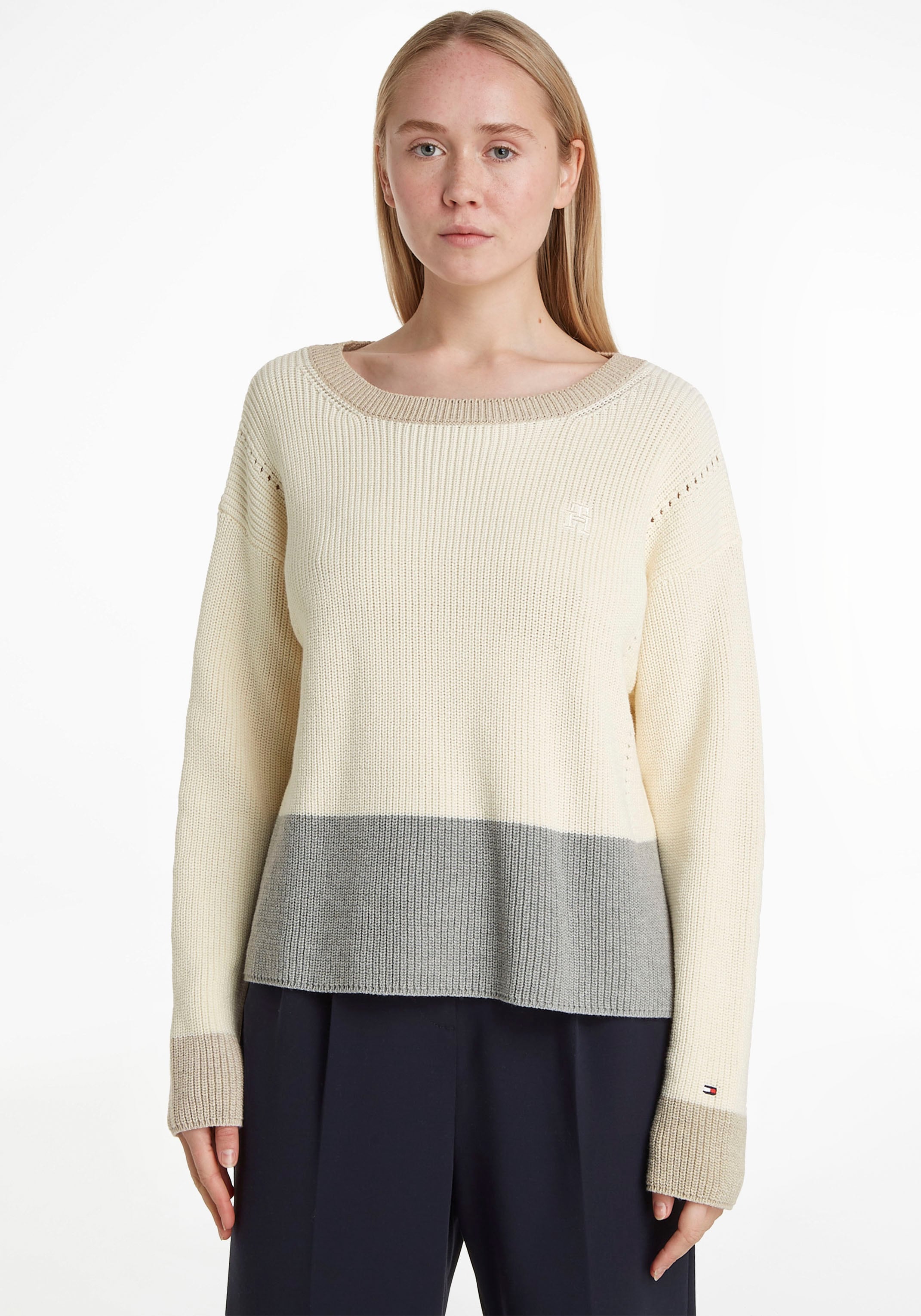 im mit Hilfiger »COLOURBLOCK Tommy Tommy für | BOAT-NK Colorblocking Markenlabel Strickpullover kaufen SWEATER«, BAUR modischem Hilfiger