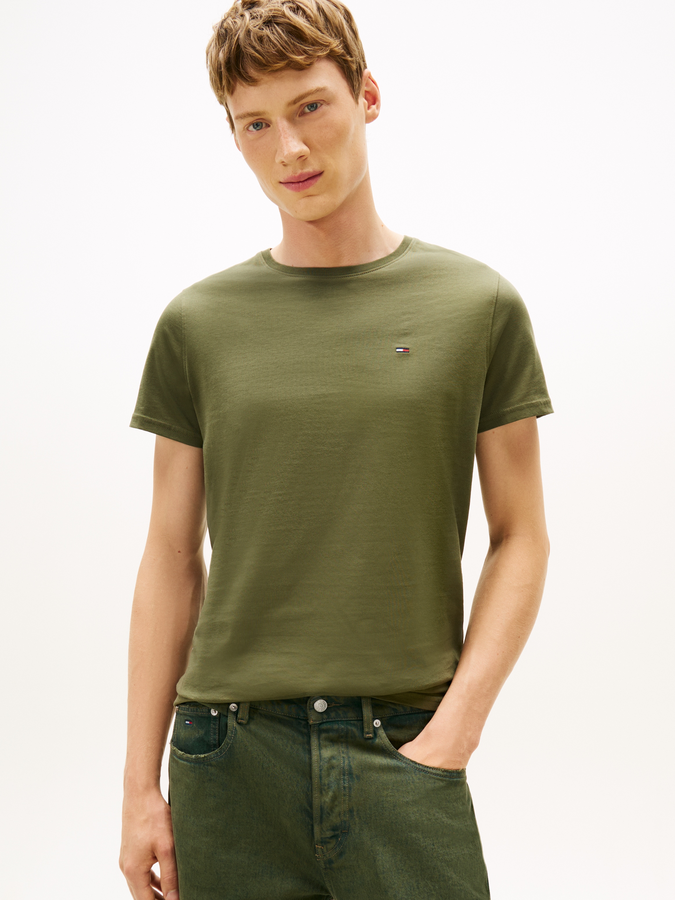 Tommy Jeans T-Shirt »TJM ESSENTIAL SOLID« mit Rundhalsausschnitt und dezenter Logo-Flag