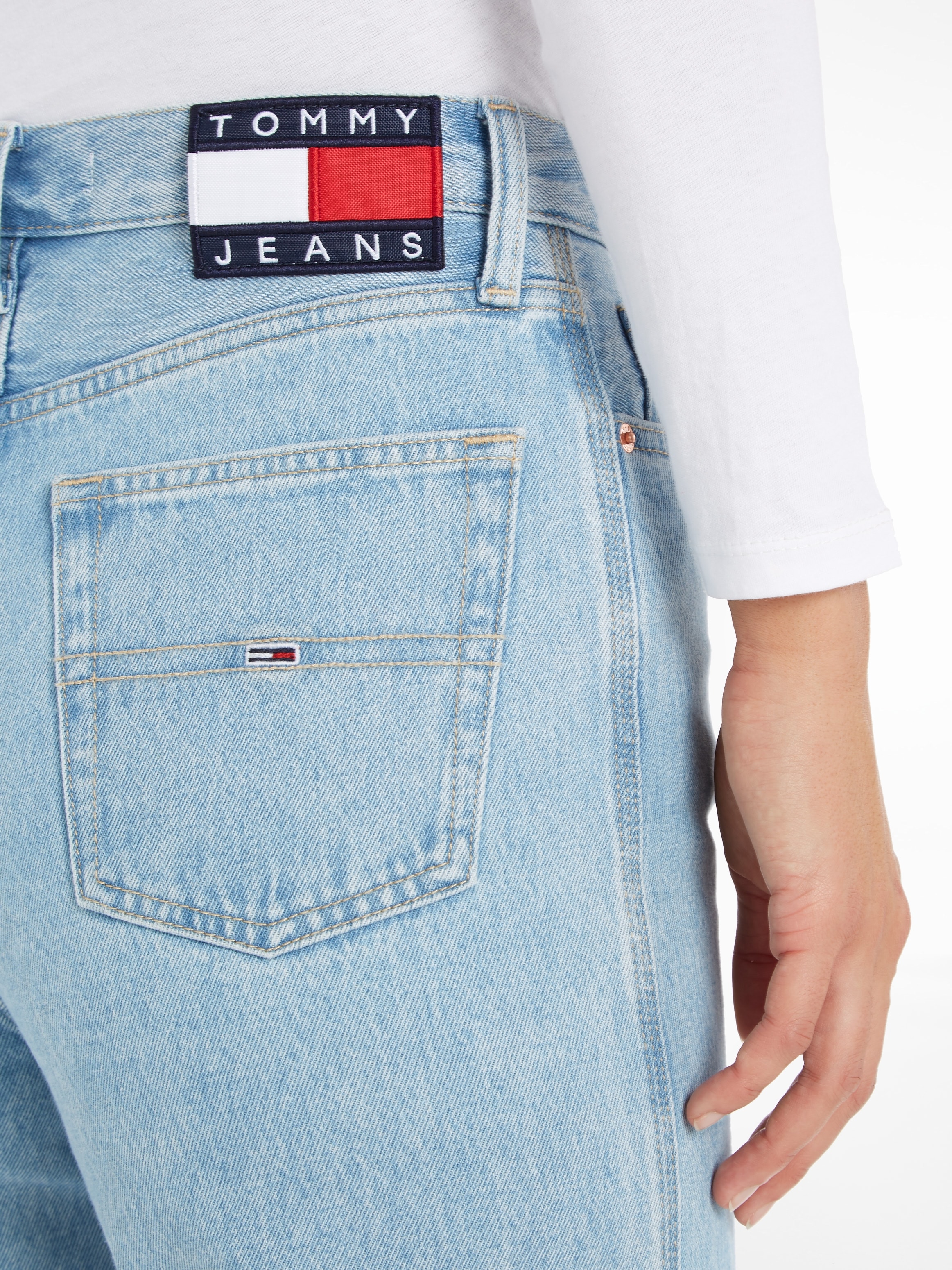 | Tommy Logobadges BAUR Tommy Jeans, für Jeans Weite Jeans mit kaufen