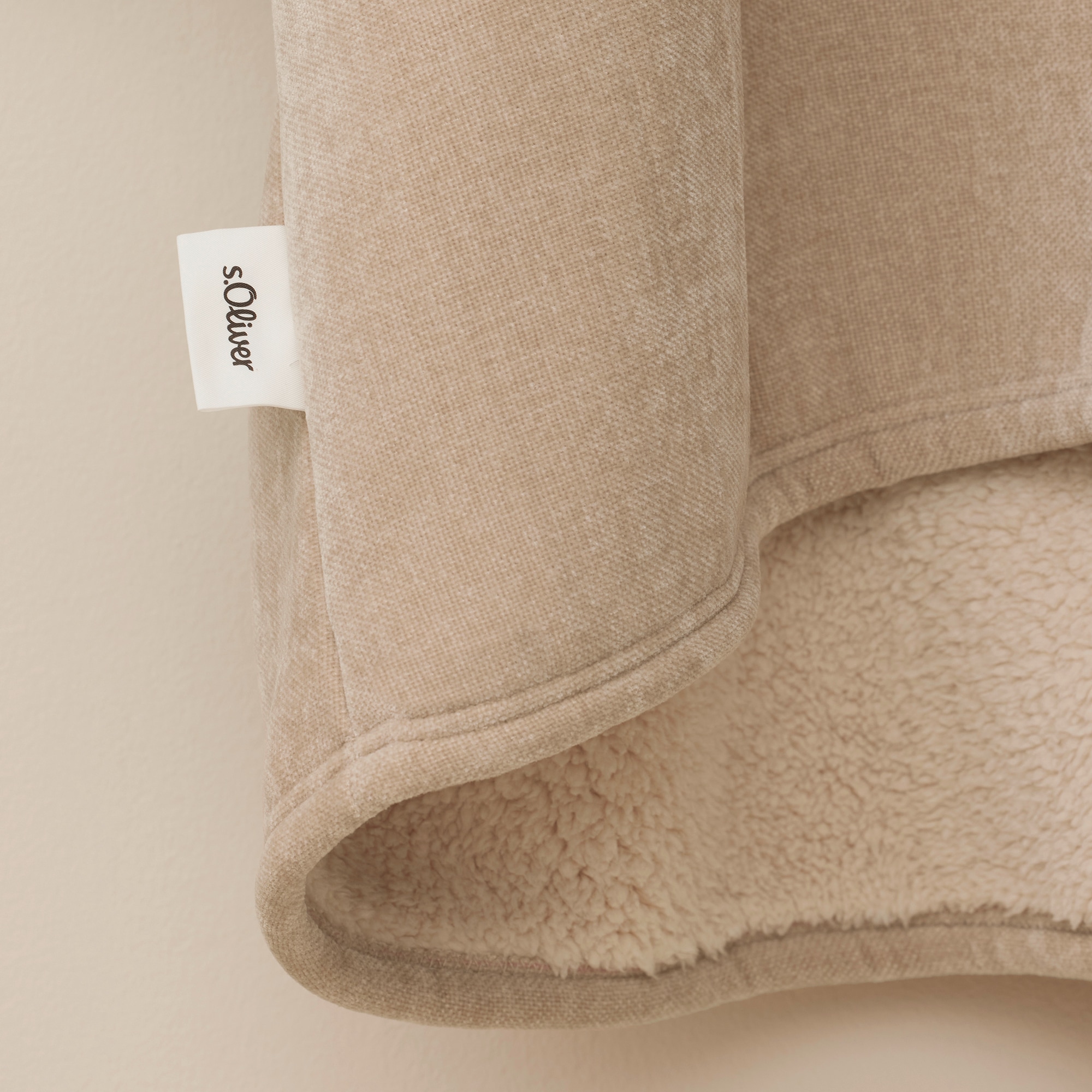 s.Oliver Wohndecke »s.Oliver Lounge Hoodie« mit Kapuze, Ärmeln und Tasche