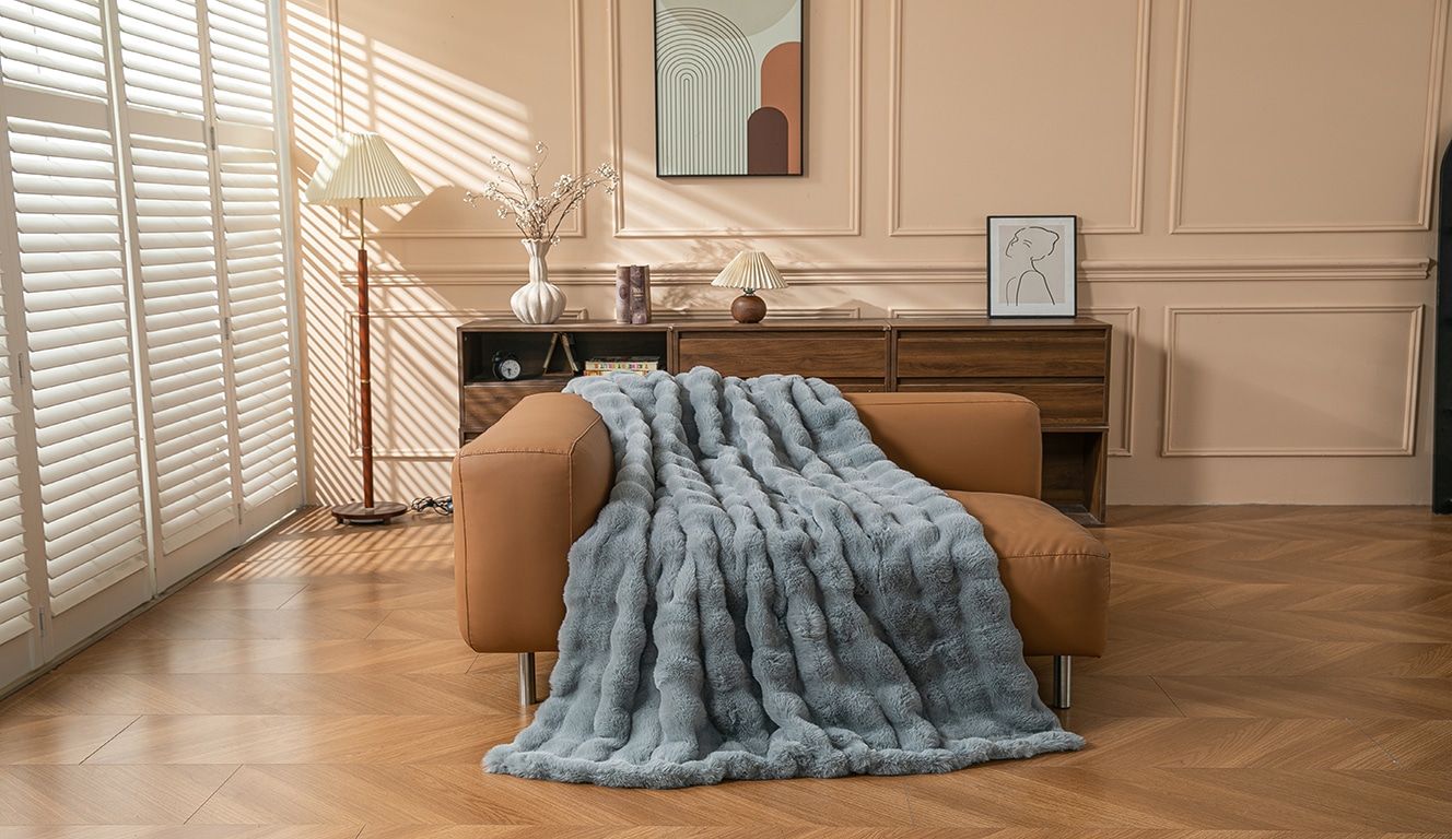 OTTO home Wohndecke »Briee Premium 550g/m², hochwertig, flauschige Decke, maximaler Komfort« Decke mit Fell-Optik, bubble, unifarben, hochwertige Qualität 550g/m²