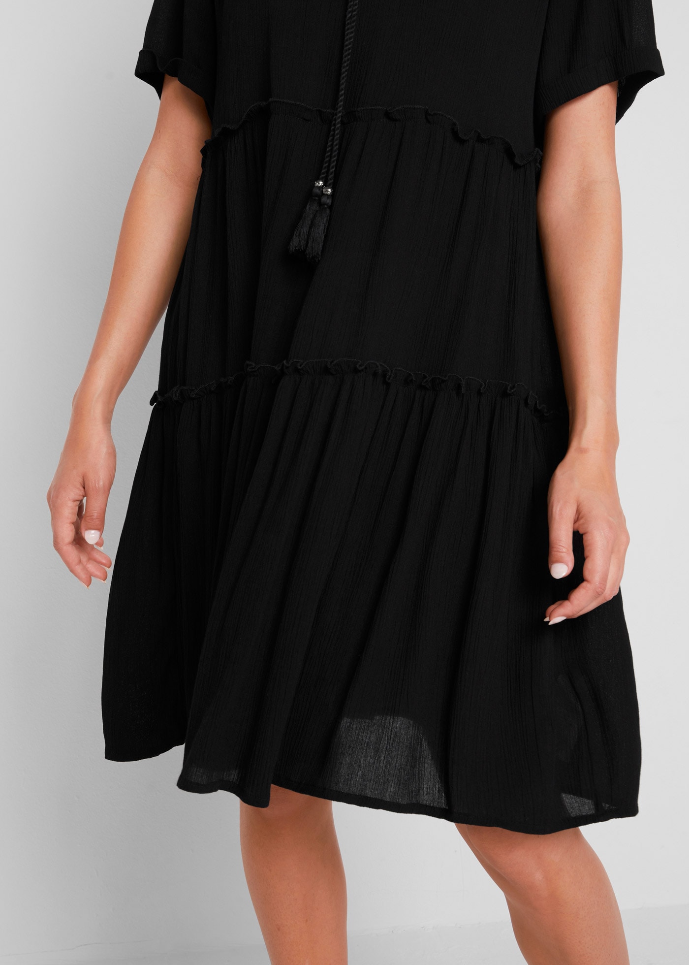 bonprix Tunikakleid Knieumspielendes Viskose-Crinkle-Kleid mit Ausschnittdetail