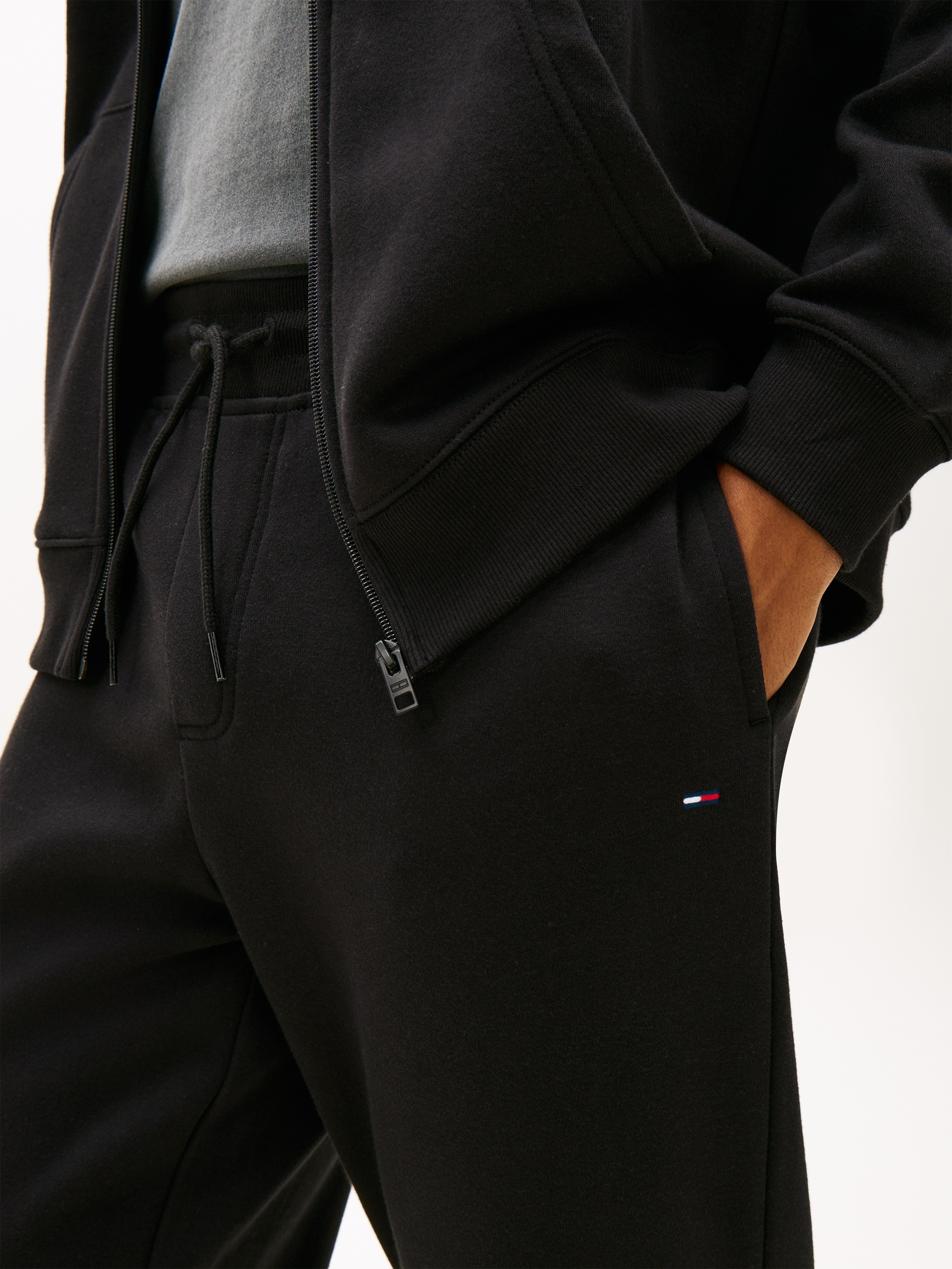 Thumbnail - Tommy Jeans Jogginganzug "TJM REGULAR FLAG" 2 Sweatjacke und Sweathose, normale Passform