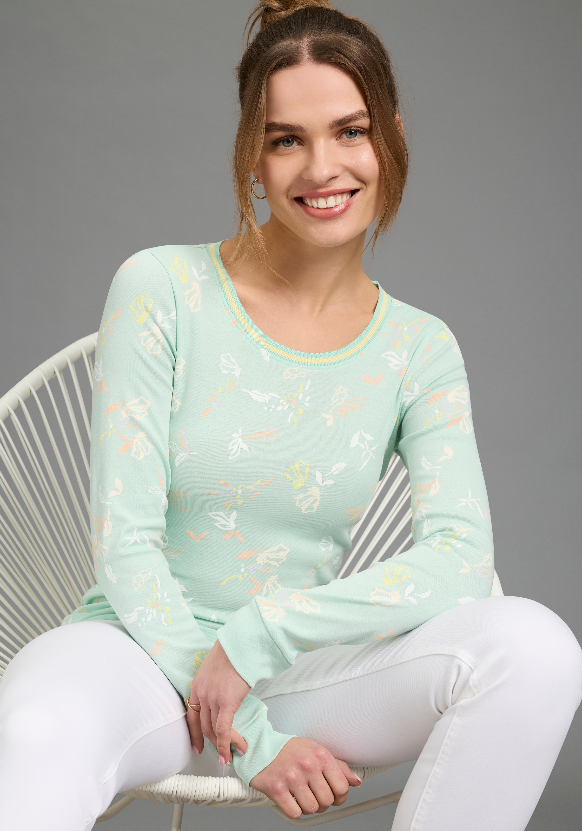 KangaROOS Langarmshirt mit Allover-Print und Kontrastdetails günstig online kaufen