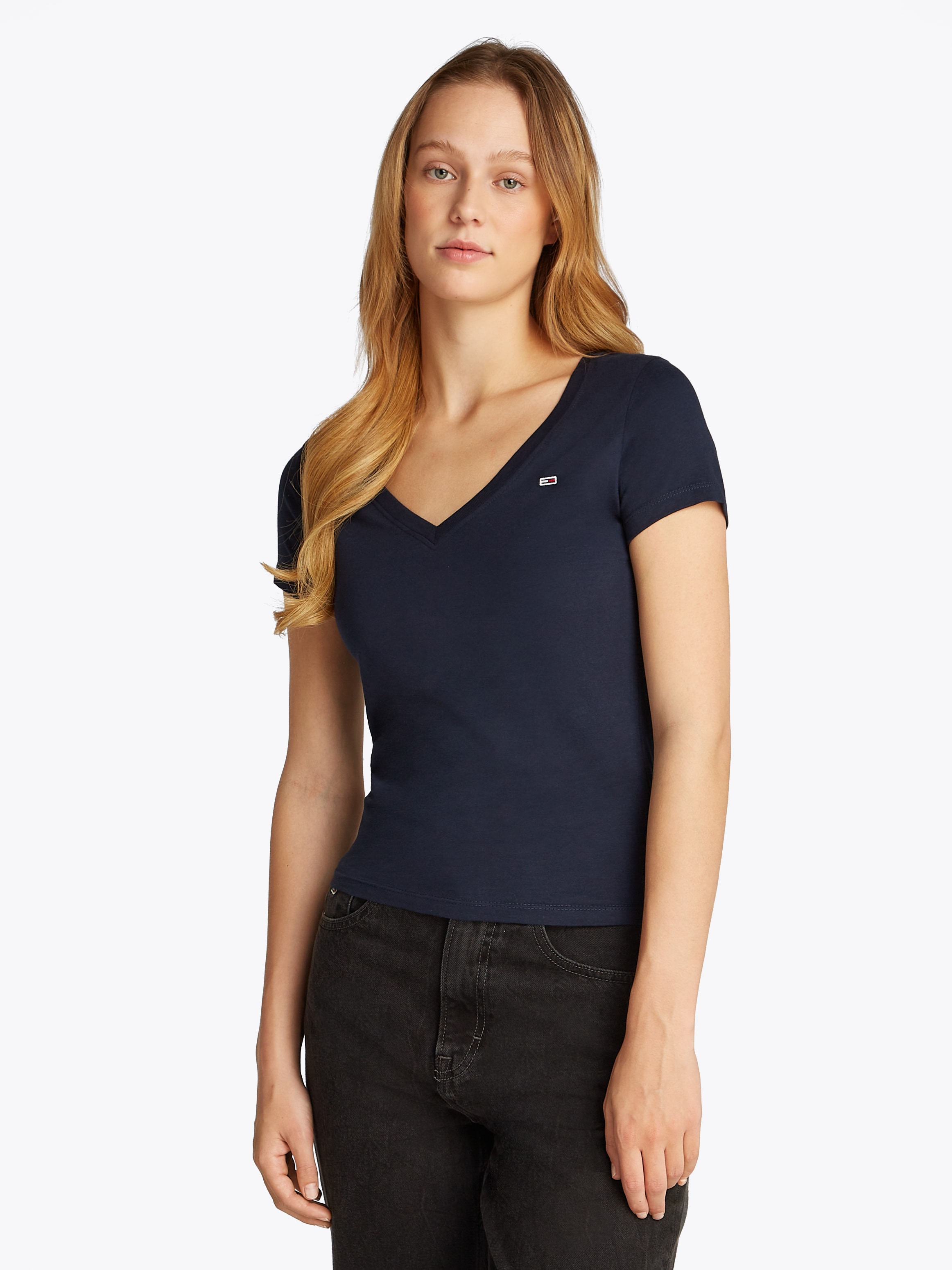 Tommy Jeans Kurzarmshirt "TJW SLIM V-NECK TEE" mit Logo-Stickerei günstig online kaufen