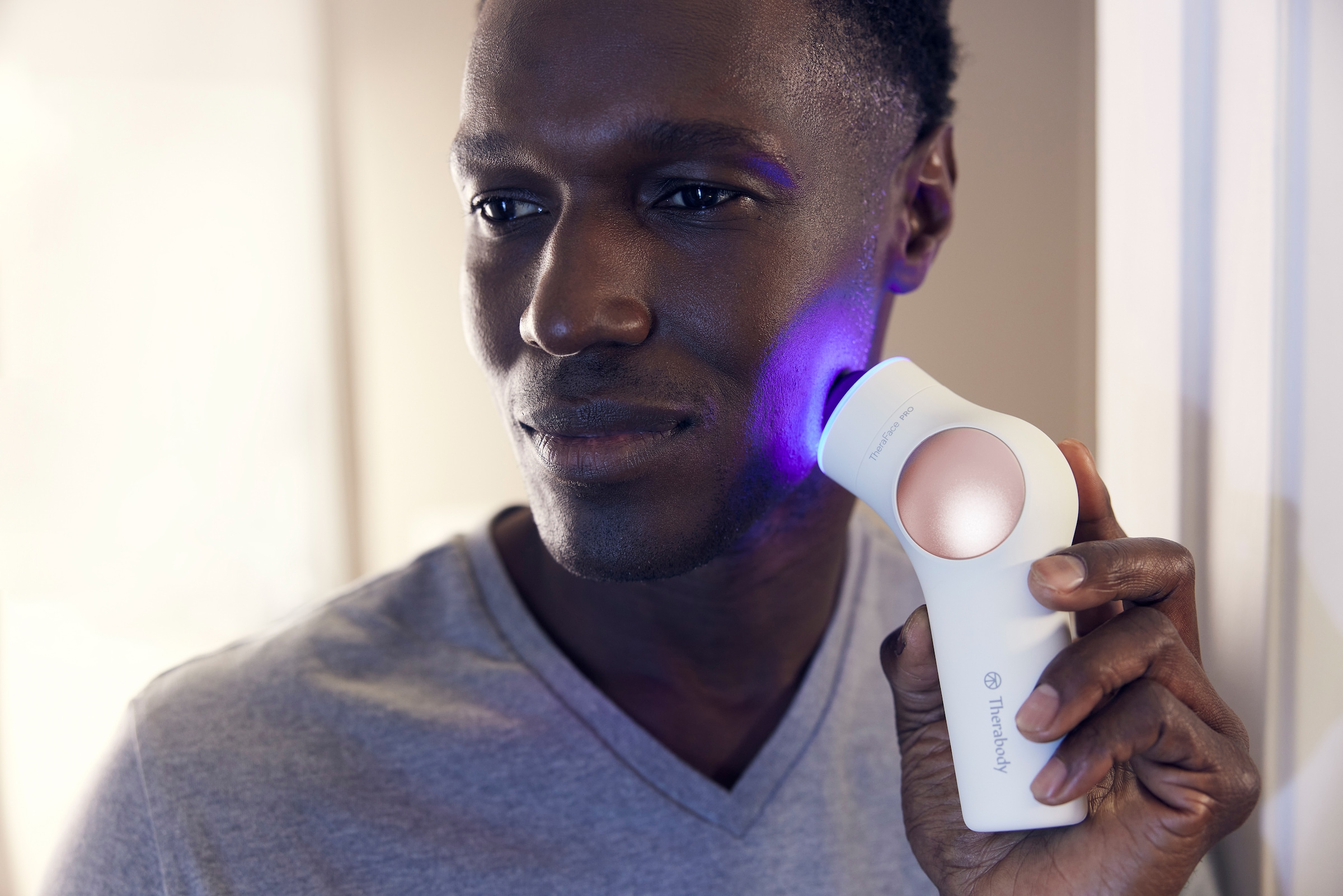 Therabody Gesichtsmassagegerät »TheraFace PRO, preisgekröntes All-in-one-Gerät für die Hautpflege«, Tiefenreinigung, Mikrocurrent, LED-Lichttherapie