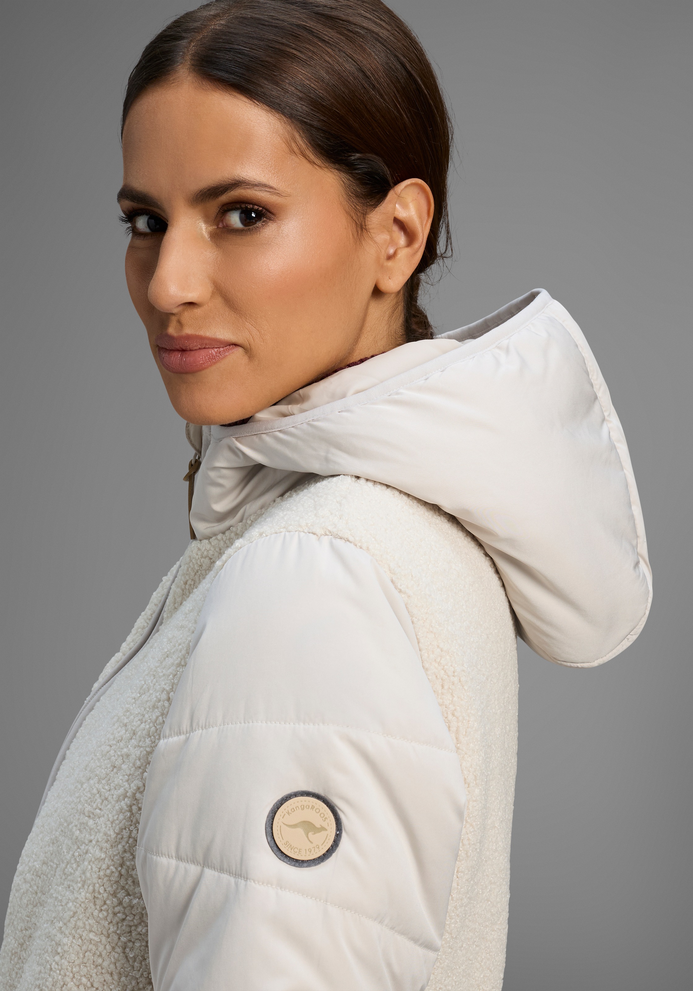 KangaROOS Hybridjacke, mit Kapuze, Übergangsjacke aus Teddy-Fleece mit gesteppten Ärmeln und Kapuze