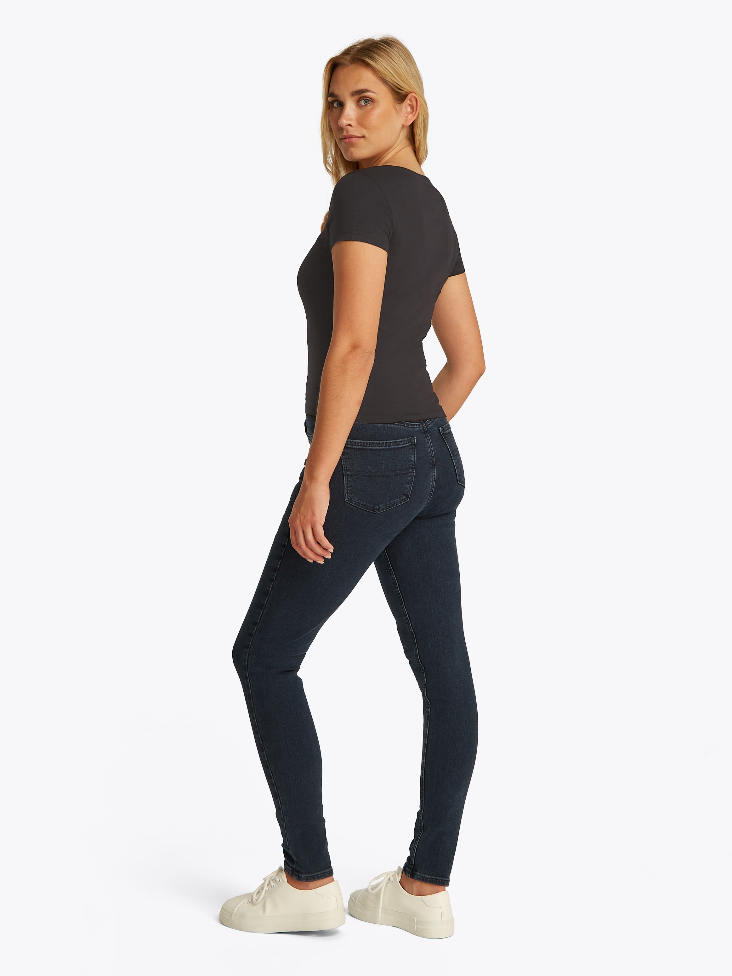 Tommy Jeans T-Shirt »TJW SLIM V-NECK TEE«, mit Logo-Stickerei