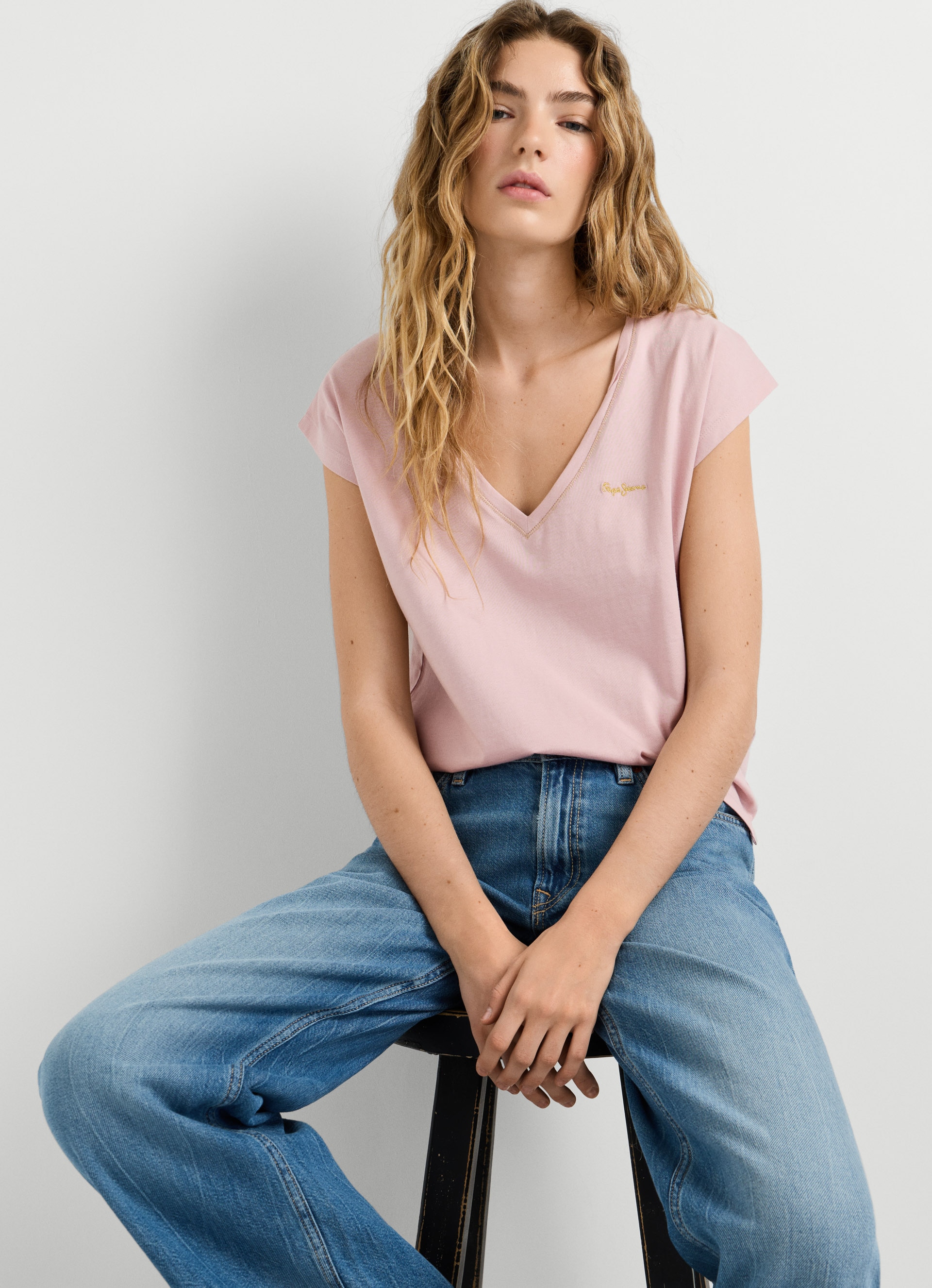 Pepe Jeans T-Shirt »CLOE« mit V-Ausschnitt, Logostickerei