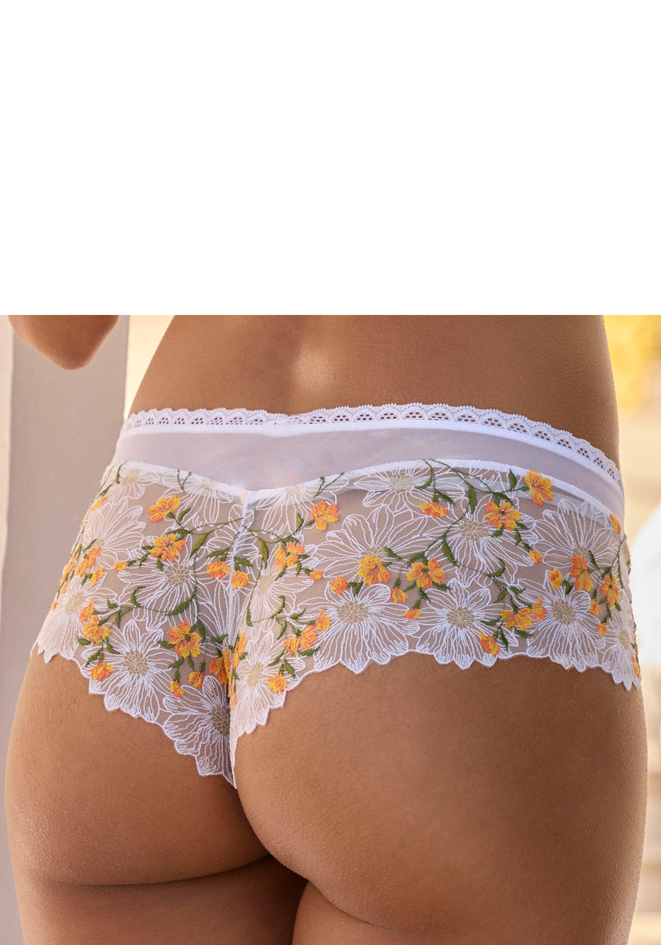 LASCANA Stringpanty, aus zarter, floraler Stickereispitze und weichem Soft-Mesh