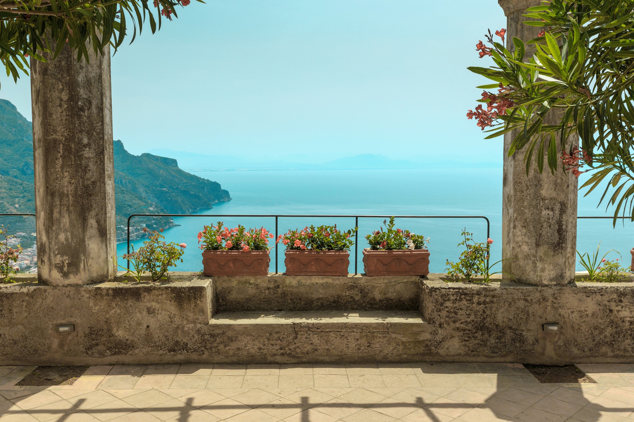 Papermoon Fototapete "PERGOLA-TERRASSE STRAND KLIPPEN KÜSTE BLUMEN GEBIRGE"