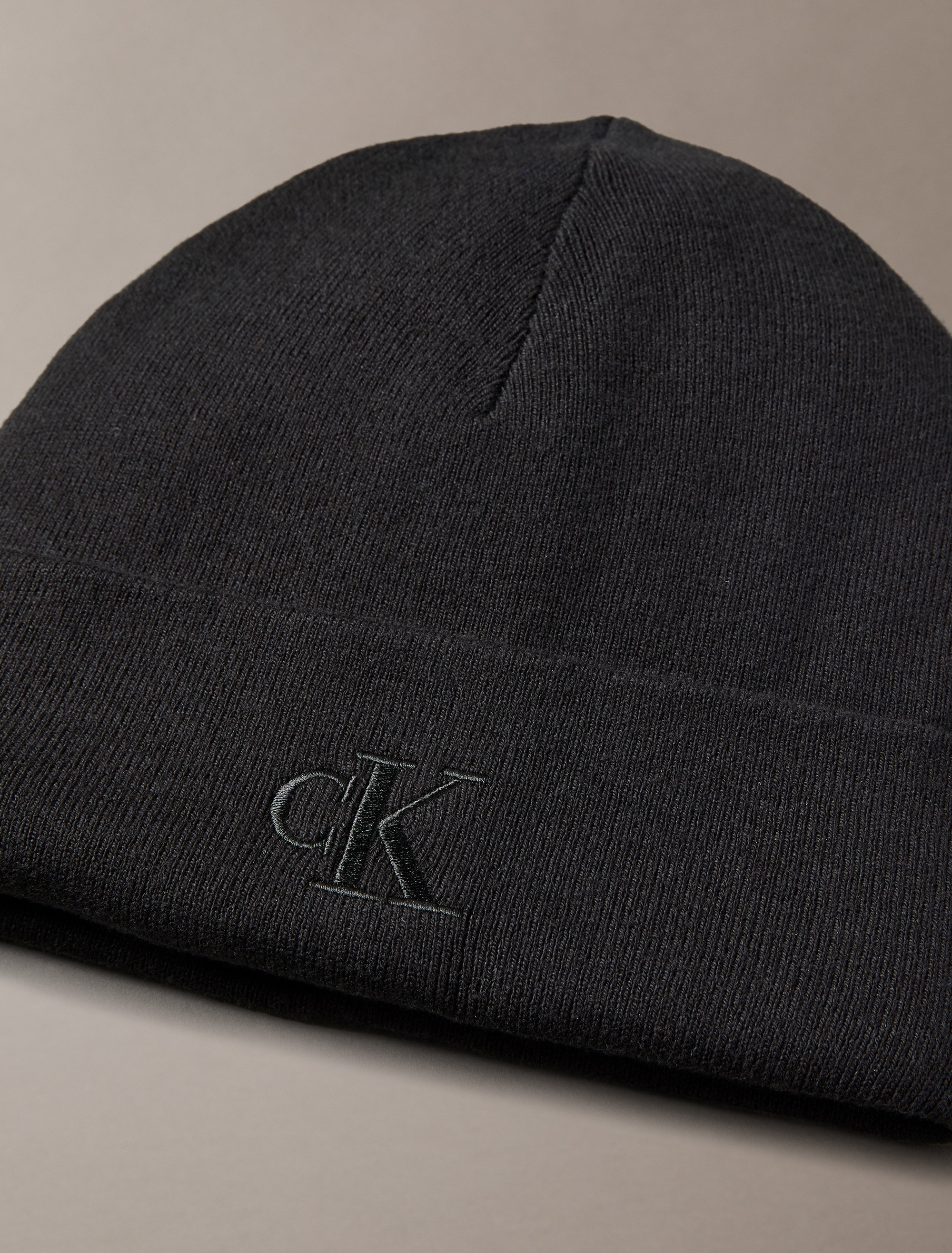 Calvin Klein Strickmütze »CK FINE RIB BEANIE«, Perfekt für den Alltag