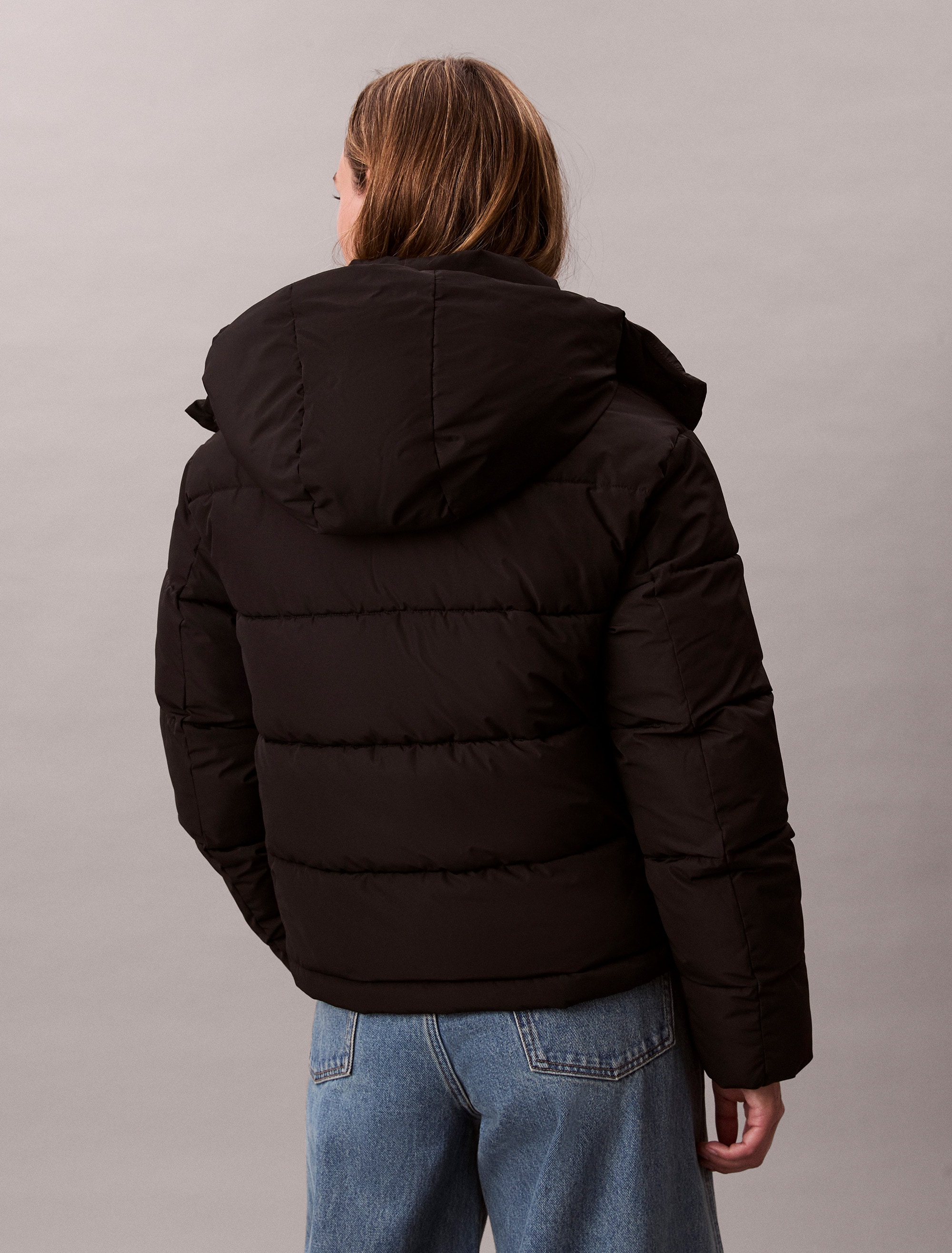 Calvin Klein Jeans Steppjacke »MATTE MONOLOGO MW SHORT PUFFER«, mit Kapuze, Mit Rundhalsausschnitt, regular fit