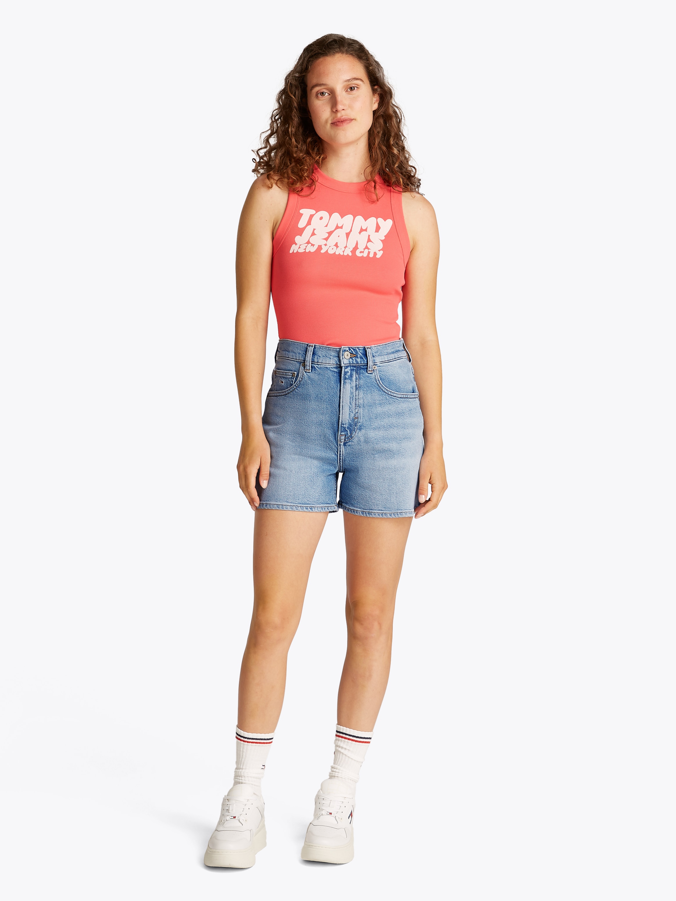 Tommy Jeans Shorts »MOM SHORT BI0112«, mit Logo-Badge, in blauer Waschung
