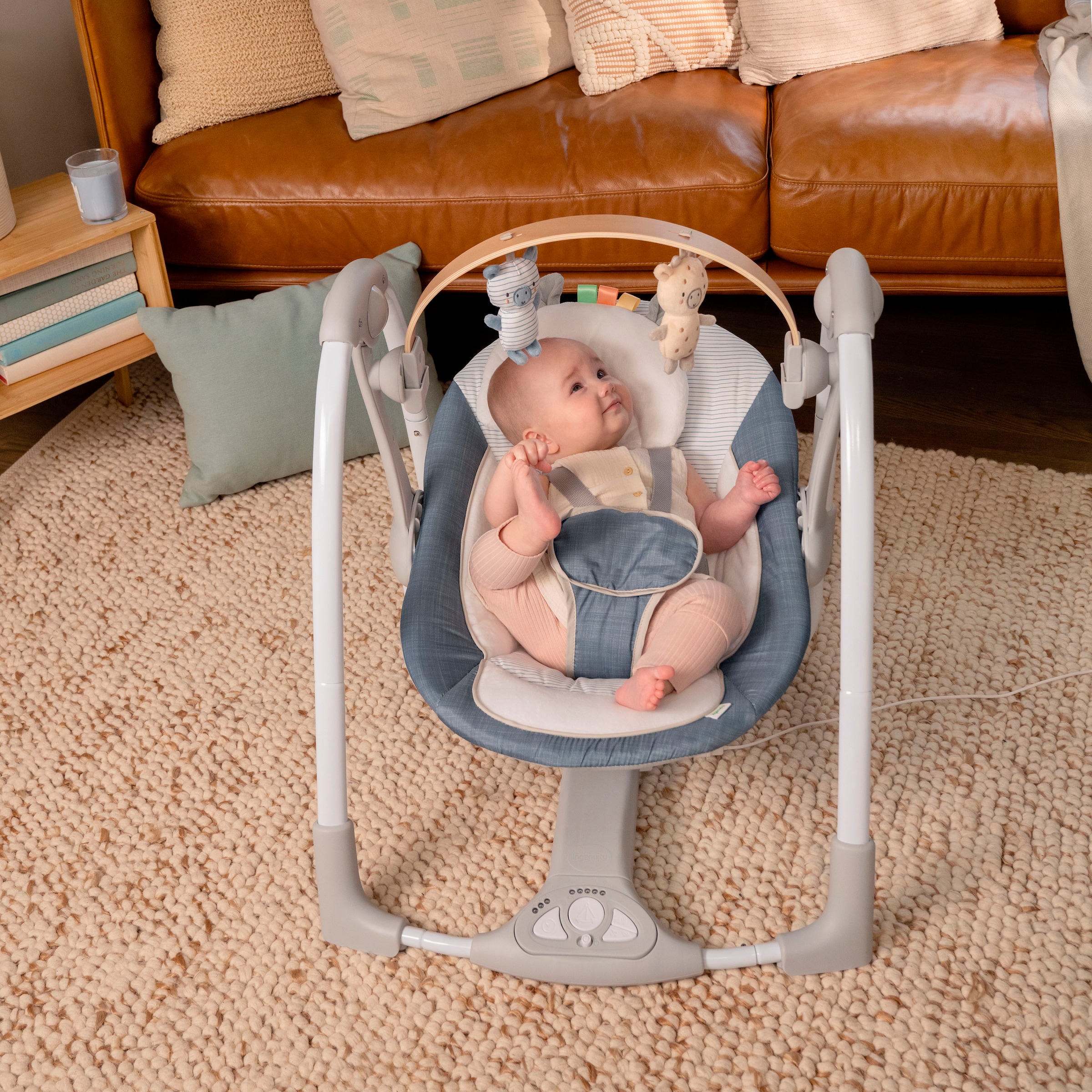 ingenuity Babywippe »Swing 'n Go Portable Swing™ - Chambray«, bis 9 kg, mit Melodien und Geräuschen