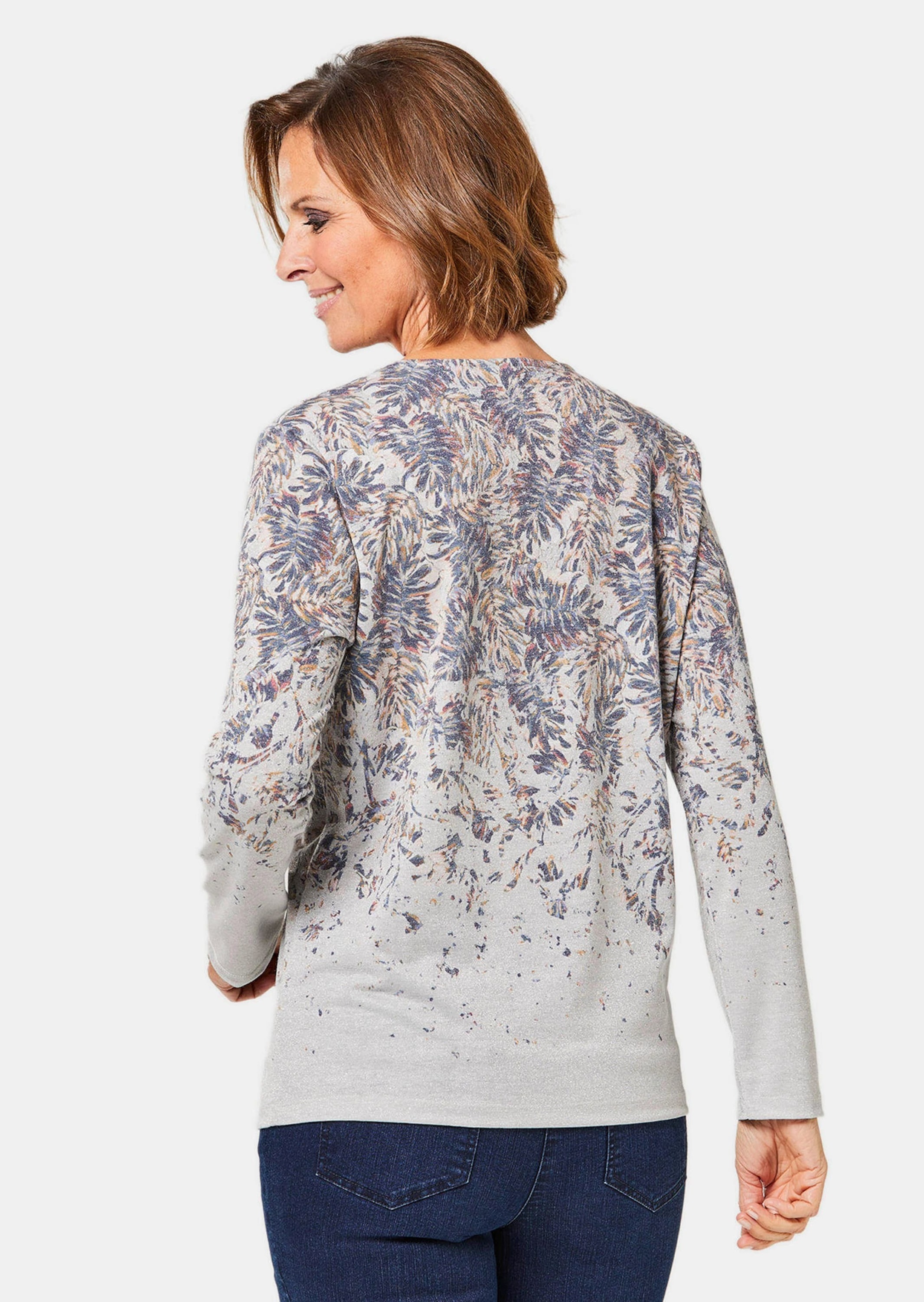 Print-Shirt GOLDNER "Schönes Druckshirt mit aufwendigem Ausschnitt", Damen, Gr. 42, lila (hellflieder, gemustert), Obermaterial: 75% Viskose CV. 20% metallisierte Fasern MTF. 5% Elasthan EL., normal, Sonstiges, Shirts, Ohne 3