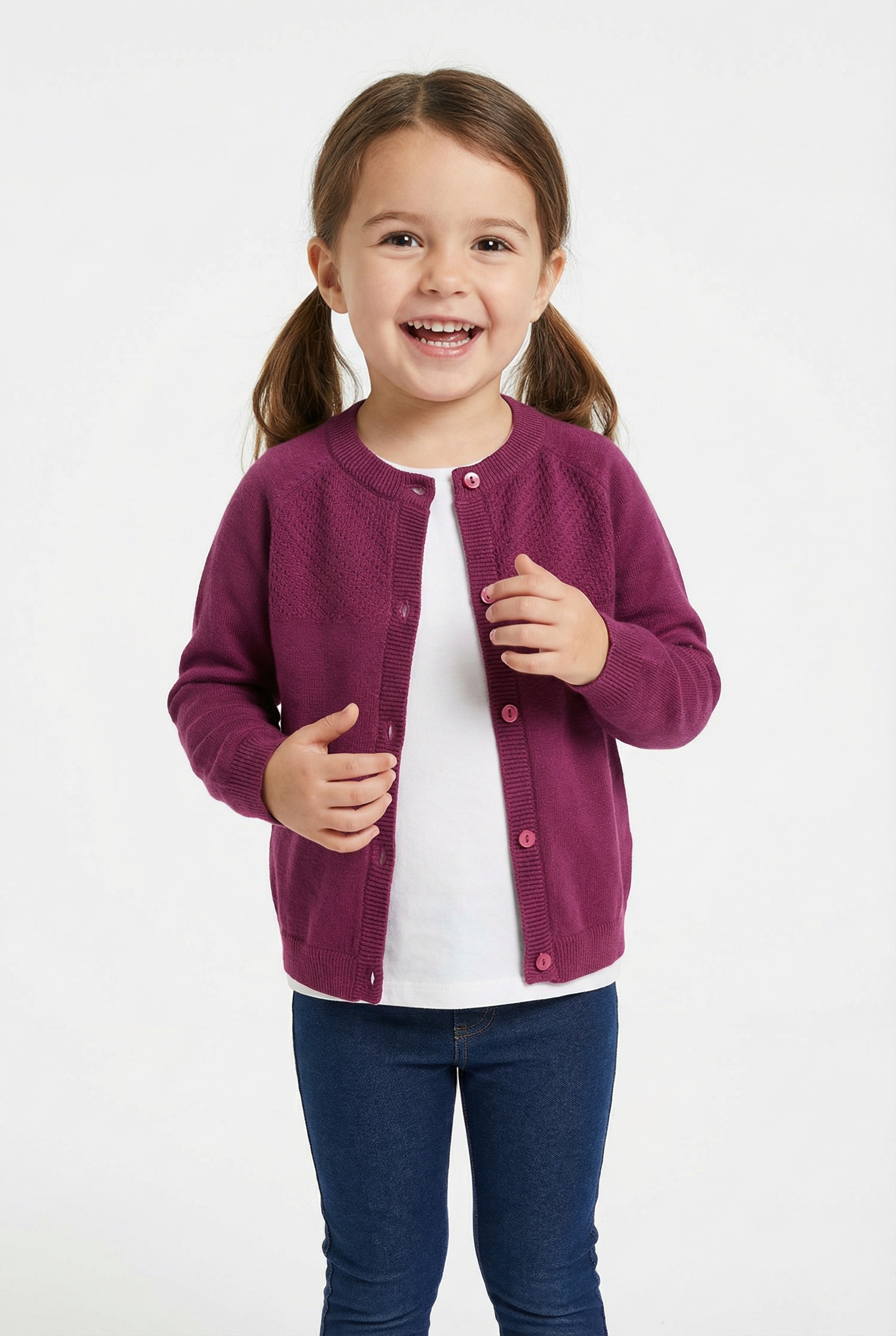 happy girls mit hochwertigem Strickmuster im vorderen Brustbereich