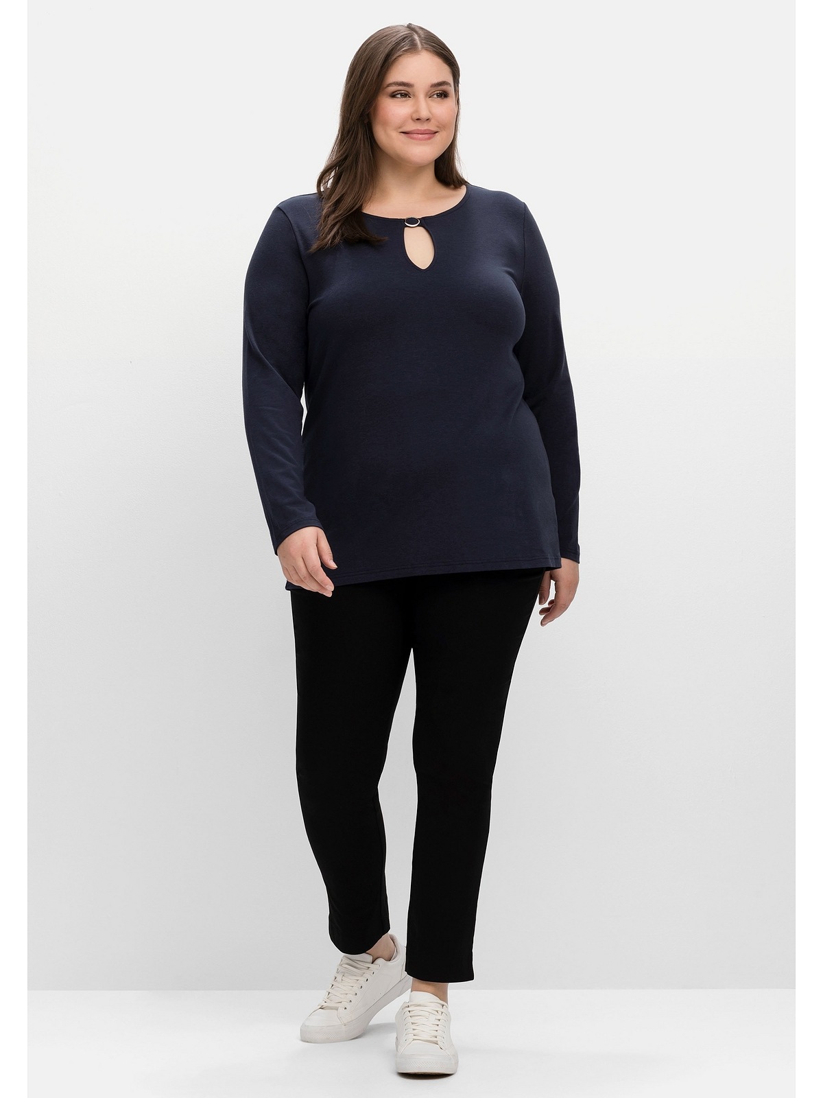 Sheego Langarmshirt »Große Größen«, mit Cut-out und Zierschnalle
