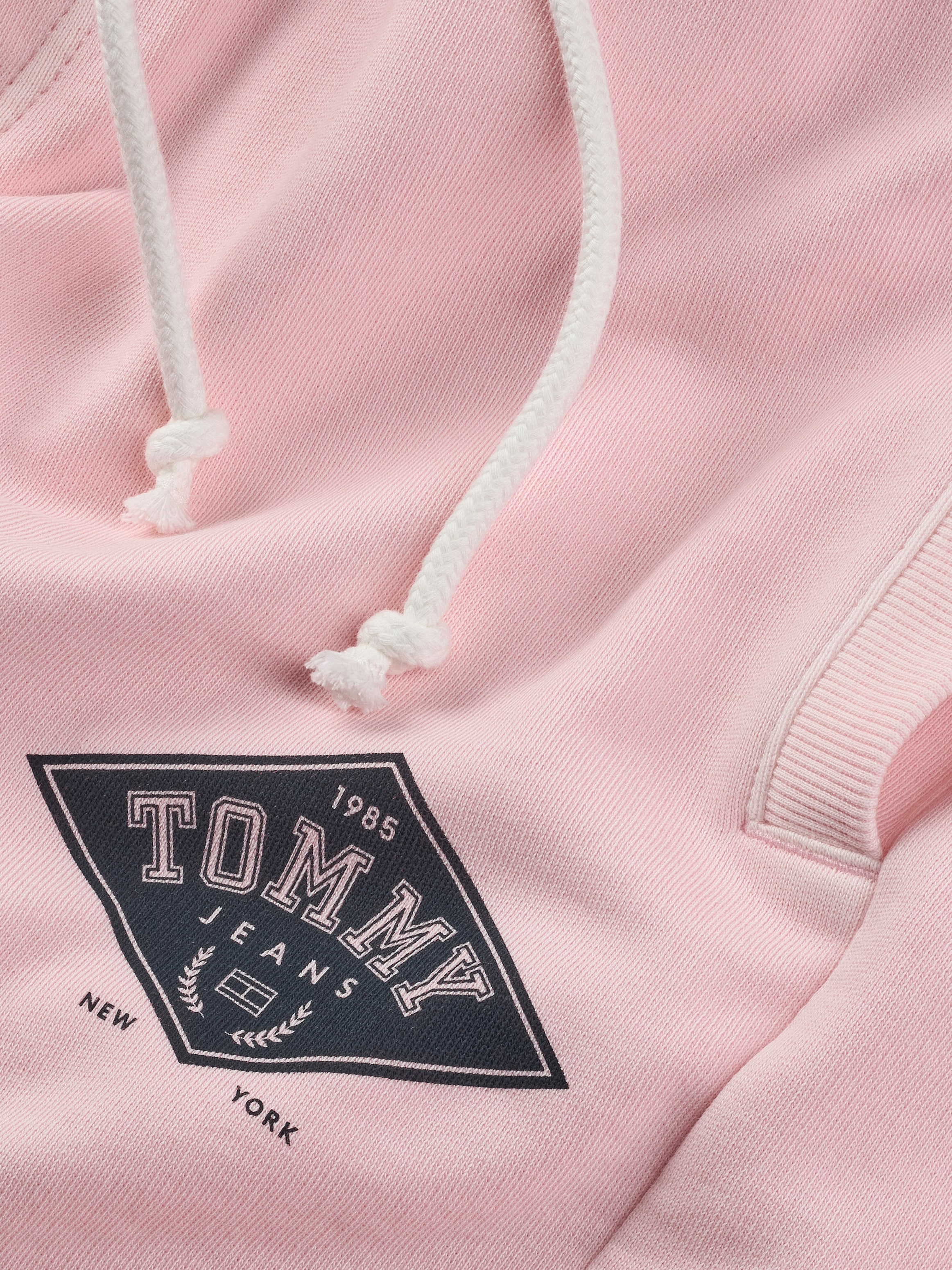 Tommy Jeans Sweatshorts »TJM REG VARSITY GRAPHICS SHORT«