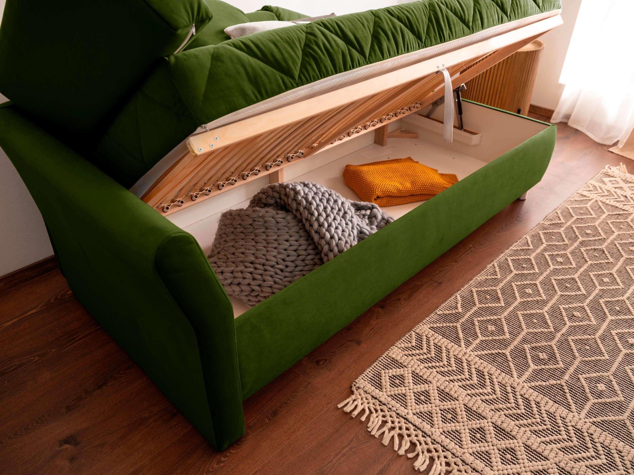 alina Schlafsofa, Bettkasten, Zierkissen-Set aus: 2 Stk. 40x40cm, 1 Stk. 30x30cm